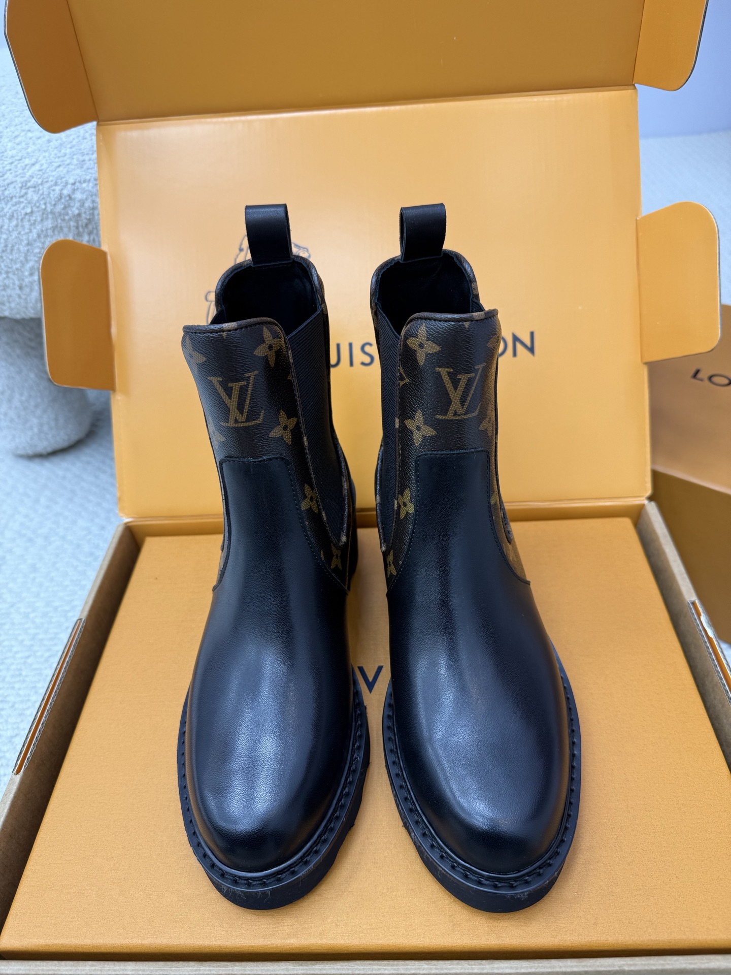 NO:616429,Top quality Lv fw25 new arrival~ Lujia 2025 new autumn and winter Chelsea short boots. Round and three-dimensional shoe shape, made of calf leather, decorated with monogram presbyopia, and wool embellishment at the boot opening, giving a warm and fashionable visual effect!  Low-key yet recognisable. The high-density foam sole feels light and comfortable on the foot and has a perfect heightening effect. A versatile and must-have item for autumn and winter styles. Size: 35-40, boots, louis vuitton, louis vuitton, louis vuitton, boots, cowhide19860909顶级品质 Lv fw25 new arrival～ 驴家2025秋冬新款切尔西短靴 圆润立体的鞋型,甄选小牛皮材质,饰以monogram老花装饰,靴口处搭配羊毛点缀, 微暖又时髦的视觉效果！低调又不乏辨识度. 高密度发泡鞋底脚感轻盈舒适 增高效果满分 秋冬造型百搭绝绝子单品 Size: 35-40,靴子,louis vuitton,louis vuitton,louis vuitton,boots,cowhide,Women's Shoes