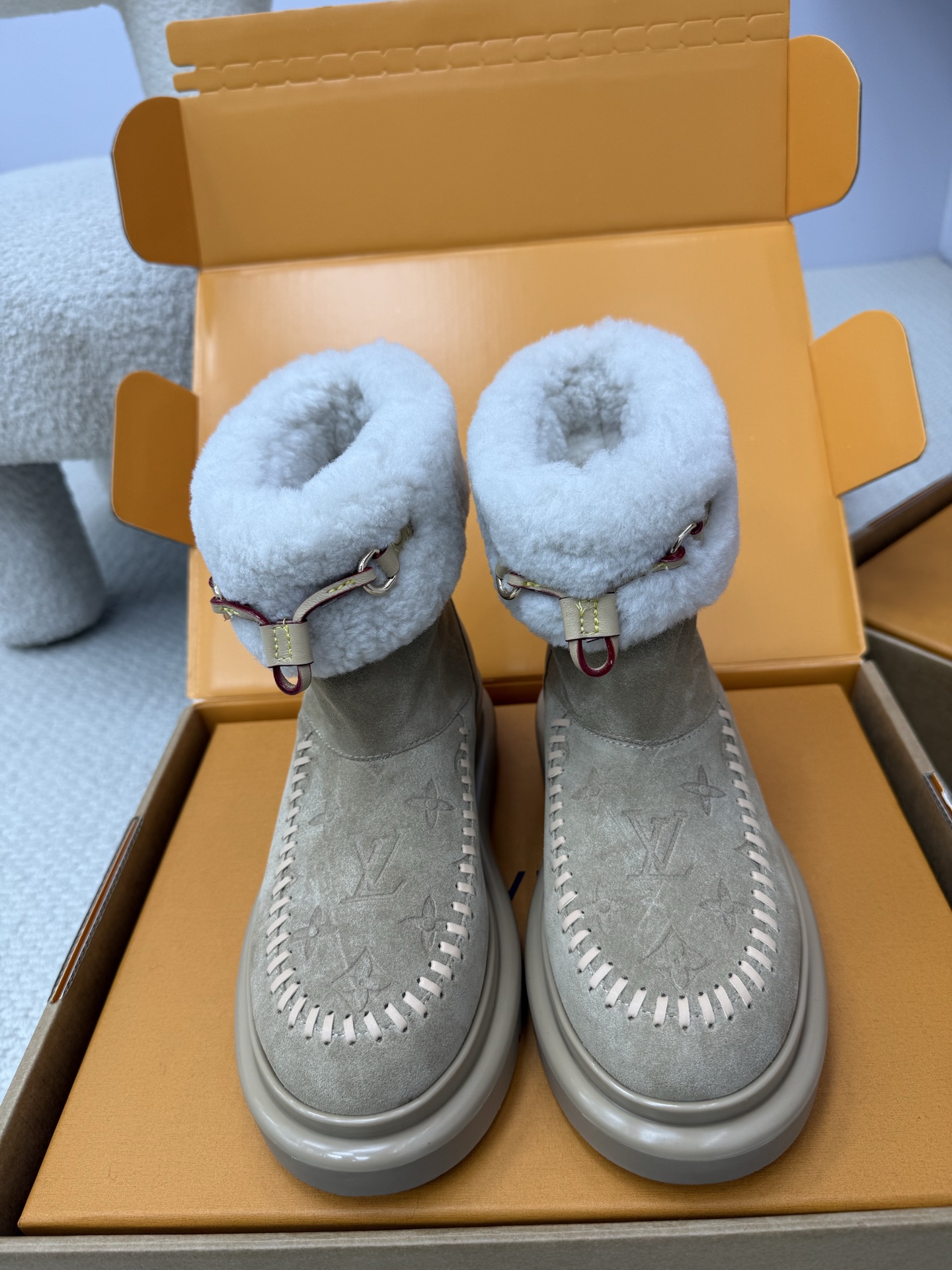 NO:616407,Top quality lv fw25 new arrival~ Lujia's new autumn and winter fur integrated boots. The upper is frosted cowhide + embossed. The inside of the boot mouth is made of pure wool. It is very warm and comfortable for the upper and lower feet. It is a good thermal insulation tool. You will not be afraid of freezing your feet in the warm winter. A must-have item for winter. Size: 35-41, snow boots, louis vuitton, louis vuitton, louis vuitton, boots, cowhide19860909顶级品质 lv fw25 new arrival～ 驴家秋冬新品皮毛一体靴子 鞋面磨砂牛皮+压花,靴口内里纯羊毛材质 上脚很温暖 很舒服,妥妥的保暖神器一枚 温暖过冬再也不怕冻脚了冬季必备单品 Size: 35-41,雪地靴,louis vuitton,louis vuitton,louis vuitton,boots,cowhide,Women's Shoes