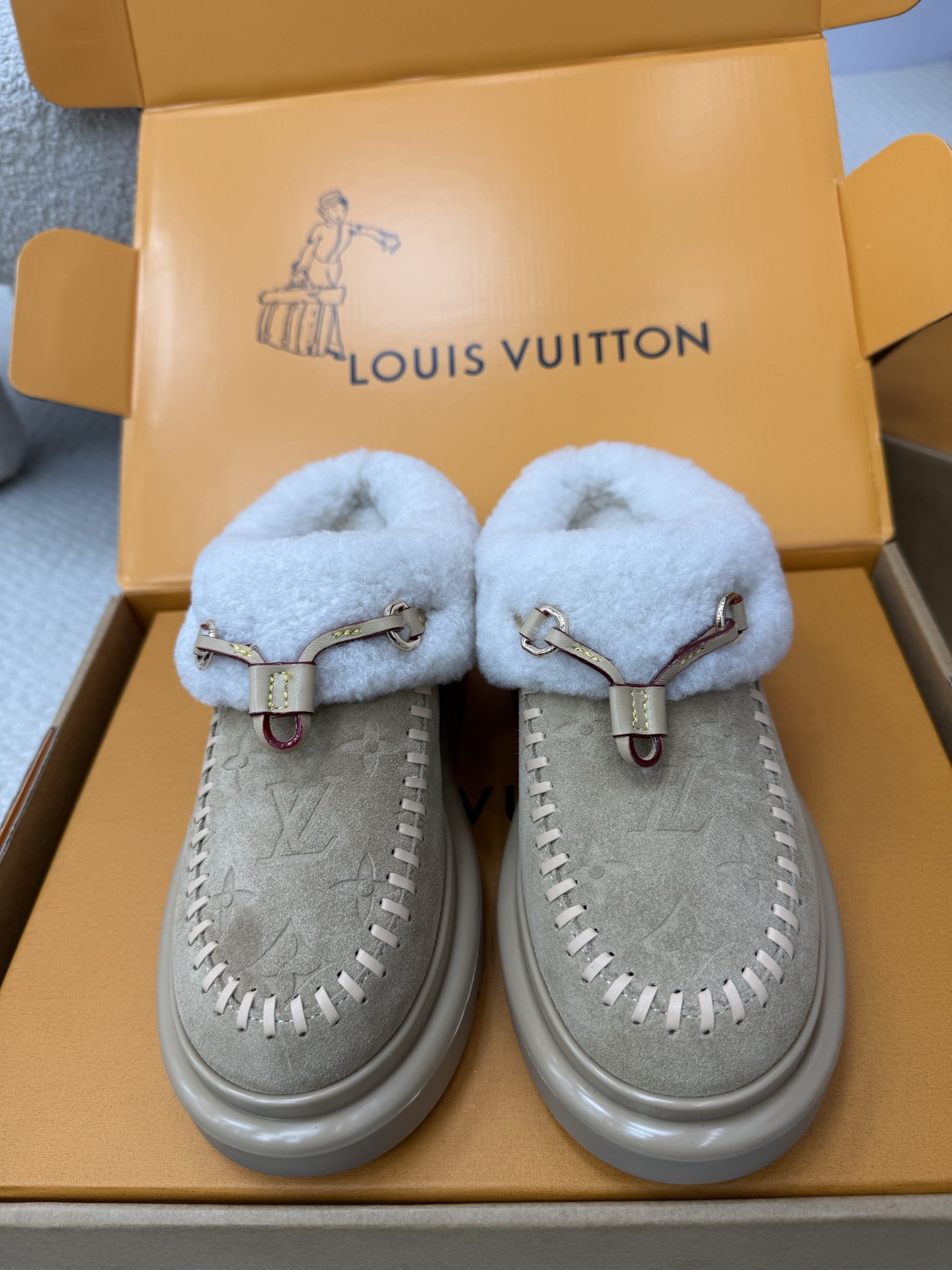 NO:616399,Top quality LV Louis Vuitton, COLORADO COMFORT new season. This Colorado Comfort Mary Jane shoe is made of velvety and silky suede cow leather, and is lined with shearling to create a comfortable wearing experience. The upper is integrated with Monogram embroidery pattern, and the inscribed buckle makes it easy to adjust the tightness of the shoelaces. The lightweight micro outsole completes the trendy style. Monogram embroidered suede cow leather adjustable buckle shoelaces with Louiston elements shearling lined tough insole  size35-41, half-flop furry shoes, louis vuitton, louis vuitton, mary jane, cowhide19860909顶级品质 LV路易威登,COLORADO COMFORT 当季新款 本款 Colorado Comfort 玛丽珍鞋取材天鹅绒般丝滑的绒面牛皮革,与羊毛皮内衬共筑舒适穿着体验.鞋面融入Monogram 刺绣图案,铭纹搭扣方便调节鞋带松紧.轻盈微型外底完善潮流格调. Monogram 刺绣绒面牛皮革可调节搭扣鞋带路易登元素羊毛皮内衬韧性鞋垫 size35-41,毛毛鞋半拖,louis vuitton,louis vuitton,mary jane,cowhide,Women's Shoes