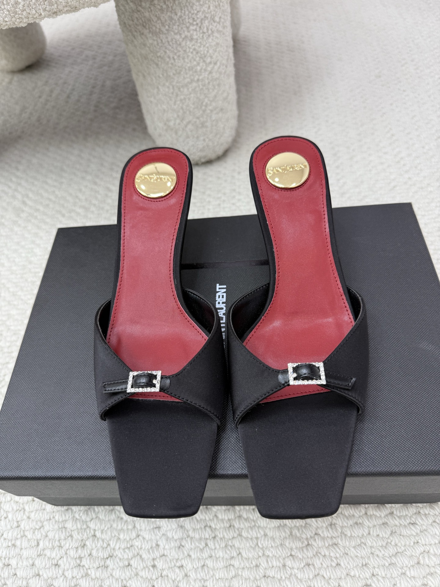 NO:628853,Top quality saint laurent ss25 new arrival~ Saint Laurent ysl new diamond buckle high-heeled sandals This diamond buckle high-heeled sandals are so beautiful~high-end and exquisite~ Who can resist the effortless elegance of the sexy beauty ysl Materials and craftsmanship Imported silk upper + diamond buckles Imported sheepskin lining Outsole Imported genuine leather outsole Heel height 6.5cm Size: 35-39 (custom-made for 40, non-returnable), high-heeled shoes and slippers, saint  laurent,saint laurent,saint laurent,high heels,slippers,sheepskin,real silk,Leather soles19860909顶级品质 saint laurent ss25 new arrival～ 圣罗兰ysl 新款钻扣高跟凉拖 这款钻扣高跟凉拖太美了～高级又精致～ 性感尤物ysl谁又能拒绝不费力的优雅 材质与工艺 鞋面进口真丝+钻扣 内里进口羊皮 大底进口真皮大底 跟高6.5cm Size: 35-39（40订做不退换）,高跟鞋拖鞋,saint laurent,saint laurent,saint laurent,high heels,slippers,sheepskin,real silk,Leather soles,Women's Shoes