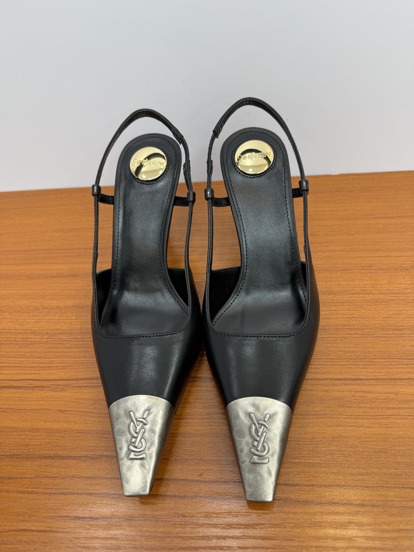 NO:628867,Top quality saint laurent ss25 new arrival~ Saint Laurent ysl new metal small square toe high heels, 8cm small heels, super sexy on the feet~ very modified foot shape, so beautiful ysl. Who can resist the effortless elegance~ Materials and craftsmanship Imported calfskin/silk upper, imported sheepskin lining, imported genuine leather outsole, 8cm heel height Size: 35-39 (40 custom made, non-refundable), high-heeled sandals, saint  laurent,saint laurent,saint laurent,sandals,high heels,cowhide,sheepskin,real silk,Leather soles19860909顶级品质 saint laurent ss25 new arrival～ 圣罗兰ysl 新款金属小方头高跟鞋 8cm小跟 上脚超级性感～非常的修饰脚型, 太美了ysl 谁又能拒绝不费力的优雅气质～ 材质与工艺 鞋面进口小牛皮/真丝 内里进口羊皮 大底进口真皮大底 跟高8cm Size: 35-39（40订做不退换）,高跟鞋凉鞋,saint laurent,saint laurent,saint laurent,sandals,high heels,cowhide,sheepskin,real silk,Leather soles,Women's Shoes