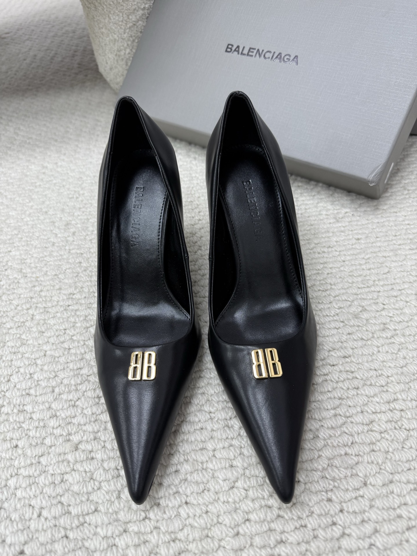 NO:628891,Top quality balenciaga ss25 new arrival~ Balenciaga's spring and summer new pointed-toe high heels are very flattering on the feet, showing high-end elegance!  Materials and craftsmanship: imported lambskin upper, imported sheepskin lining, outsole, Italian genuine leather outsole, heel height 8cm19860909顶级品质 balenciaga ss25 new arrival～ 巴黎世家春夏新款尖头高跟鞋 上脚非常修饰脚型,尽显高级优雅气质！ 材质与工艺 鞋面进口小羊皮 内里进口羊皮 大底意大利真皮大底 跟高8cm Size: 35-39（40订做不退换）,高跟鞋单鞋,balenciaga,balenciaga,high heels,sheepskin,Leather soles,Women's Shoes