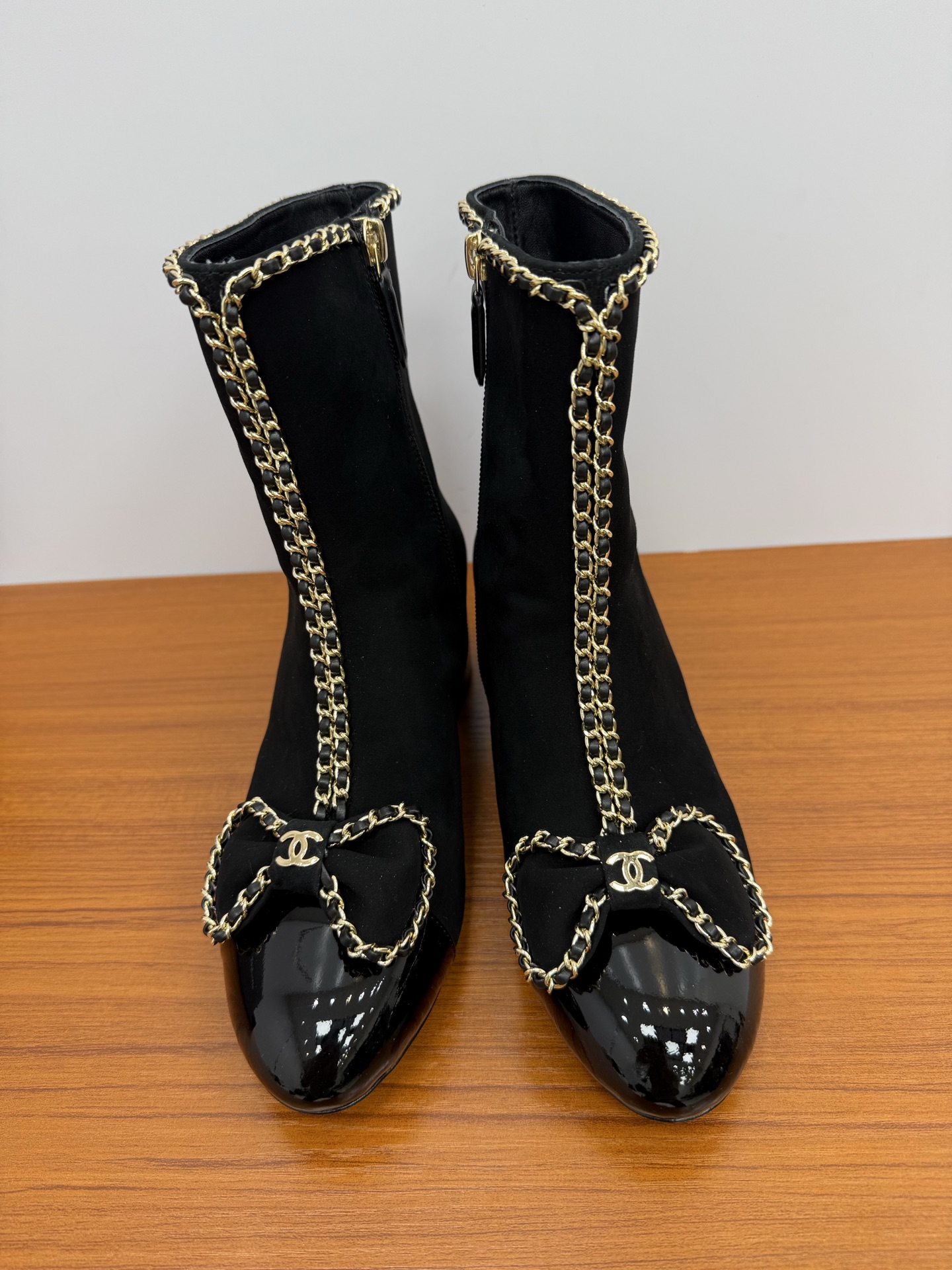 NO:628830,Top quality Chanel fw25 new arrival~ Xiaoxiang new autumn and winter chain bow short boots, classic round toe Xiaoxiang style design!  The upper is a splicing of sheepskin and patent leather. The shoe body is decorated with metal chains on the boot collar and sheepskin chain bows. The sheepskin leather is soft and delicate, with full texture and details!  The brand is highly recognizable. The 5.5cm thick heel is very stable and does not tire your feet. It is exquisite on the feet. It looks good and shows off your temperament. It has a high-end feel. It is a fashionable and must-have item for winter!  Materials and craftsmanship: upper lambskin + chain bow, lining sheepskin lining, foot pads, sole genuine leather outsole imported from Italy, heel height 5.5cm, thick heel Size 35-40, boots, chanel, boots, sheepskin, Leather soles19860909顶级品质 Chanel fw25 new arrival～ 小香秋冬新款链条蝴蝶结短靴 经典圆头小香风设计！鞋面是羊皮和漆皮的拼接 鞋身 靴口金属链条装饰,羊皮链条蝴蝶结点缀, 羊皮皮质柔软细腻,细节质感满满！品牌辨识度极高5.5cm粗跟 很稳不累脚～上脚精致 好看超显气质 高级感～时髦精冬季搭配必入单品！ 材质与工艺 鞋面小羊皮+链条蝴蝶结 里衬羊皮内里 垫脚 鞋底意大利进口真皮大底 跟高5.5cm 粗跟 Size35-40,靴子,chanel,boots,sheepskin,Leather soles,Women's Shoes