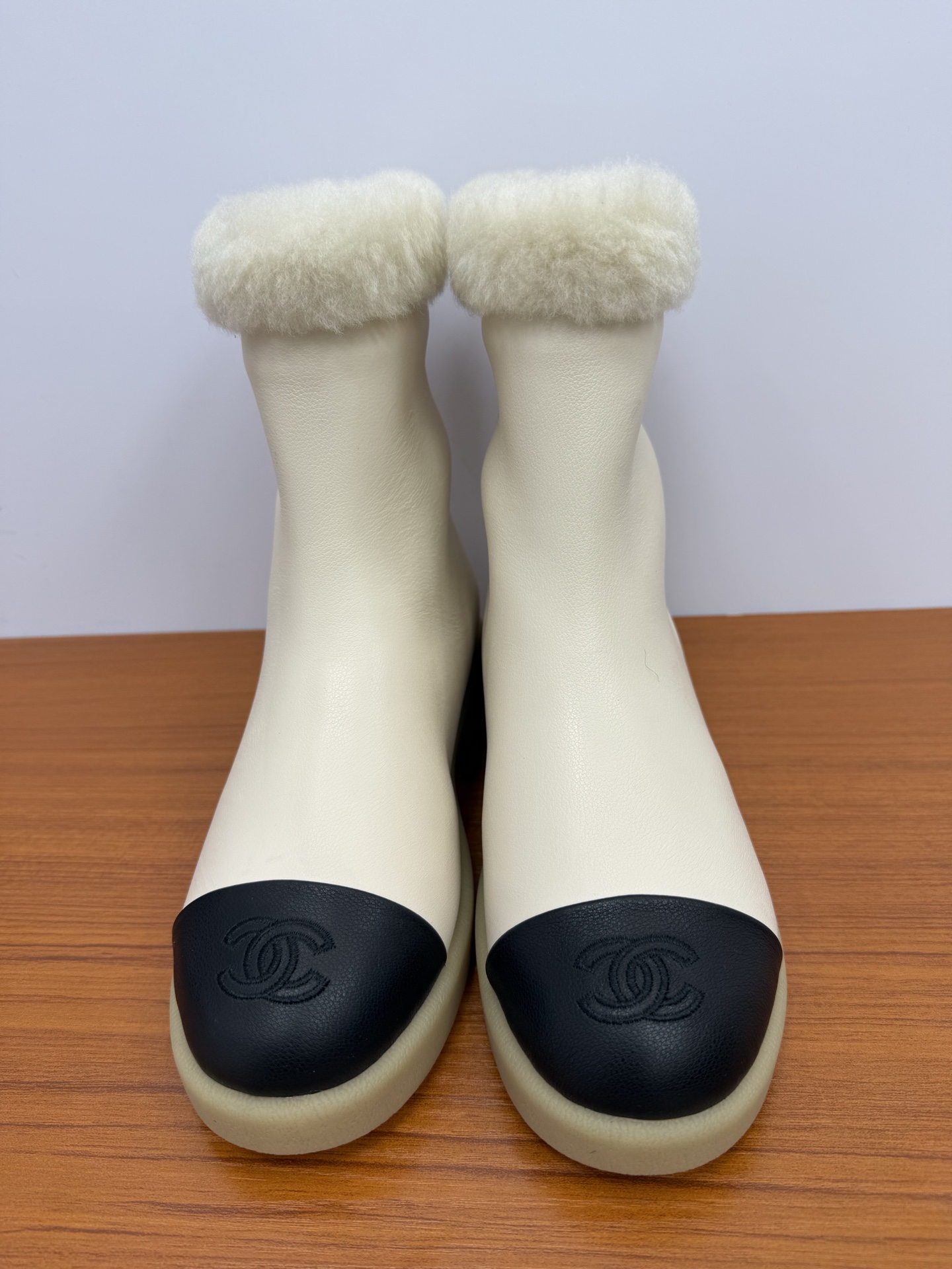 NO:628798,Top quality chanel fw25 new arrival~ Xiaoxiang's new autumn and winter wool snow boots/short boots. These are simply a 'little heater' for walking in winter. I heard that this year is a cold winter, so you must prepare a cold-proof weapon~ It is made of imported Australian wool, which is very warm and comfortable. It is also very tolerant to the feet!  The entire last is very delicate and not bloated at all. Materials and craftsmanship. The upper is made of imported suede/grained cowhide. The sole is original molded rubber outsole. It is non-slip and wear-resistant. Size35-41 (40 and 41 are custom-made and cannot be returned or exchanged), boots fur shoes, chanel, boots, cowhide, chamois leather19860909顶级品质 chanel fw25 new arrival～ 小香秋冬新款羊毛雪地靴/短靴 这款简直就是冬日行走的“小暖炉” 听说今年是冷冬 御寒神器一定要备好呀～ 选用进口澳洲羊毛 很暖和很舒服 对脚的包容度也超好哒！整个楦头非常秀气一点都不臃肿  材质与工艺 鞋面采用进口麂皮/粒面牛皮 鞋底原版开模橡胶大底 防滑又耐磨 Size35-41（40 41订做不退换）,靴子毛毛鞋,chanel,boots,cowhide,chamois leather,Women's Shoes