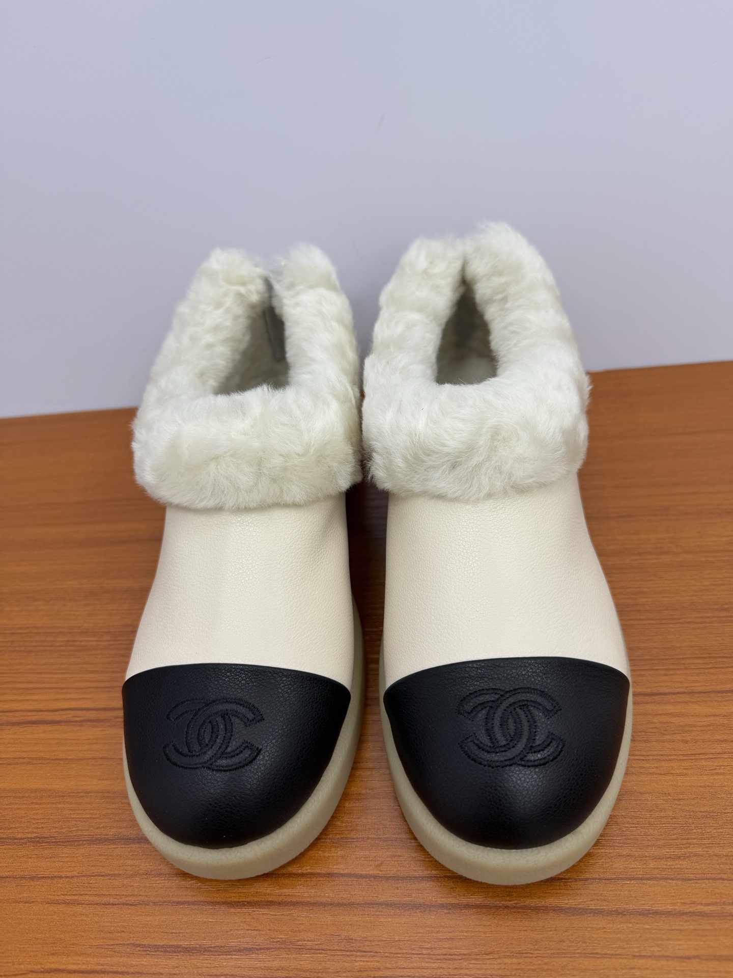 NO:628805,Top quality chanel fw25 new arrival~ Xiaoxiang's new furry shoes/shoes for autumn and winter. These are simply a 'little heater' for walking in winter. I heard that this year is a cold winter, so you must prepare some cold-proof equipment~ It is made of imported Australian wool, which is very warm and comfortable. It is also very tolerant to the feet!  The entire last is very delicate and not bloated at all. Materials and craftsmanship. The upper is made of imported suede/grained cowhide. The sole is original molded rubber outsole. It is non-slip and wear-resistant. Size35-41 (40 and 41 are custom-made and cannot be returned or exchanged), boots fur shoes, chanel, boots, cowhide, chamois leather19860909顶级品质 chanel fw25 new arrival～ 小香秋冬新款毛毛鞋/单鞋 这款简直就是冬日行走的“小暖炉” 听说今年是冷冬 御寒神器一定要备好呀～ 选用进口澳洲羊毛 很暖和很舒服 对脚的包容度也超好哒！整个楦头非常秀气一点都不臃肿  材质与工艺 鞋面采用进口麂皮/粒面牛皮 鞋底原版开模橡胶大底 防滑又耐磨 Size35-41（40 41订做不退换）,靴子毛毛鞋,chanel,boots,cowhide,chamois leather,Women's Shoes