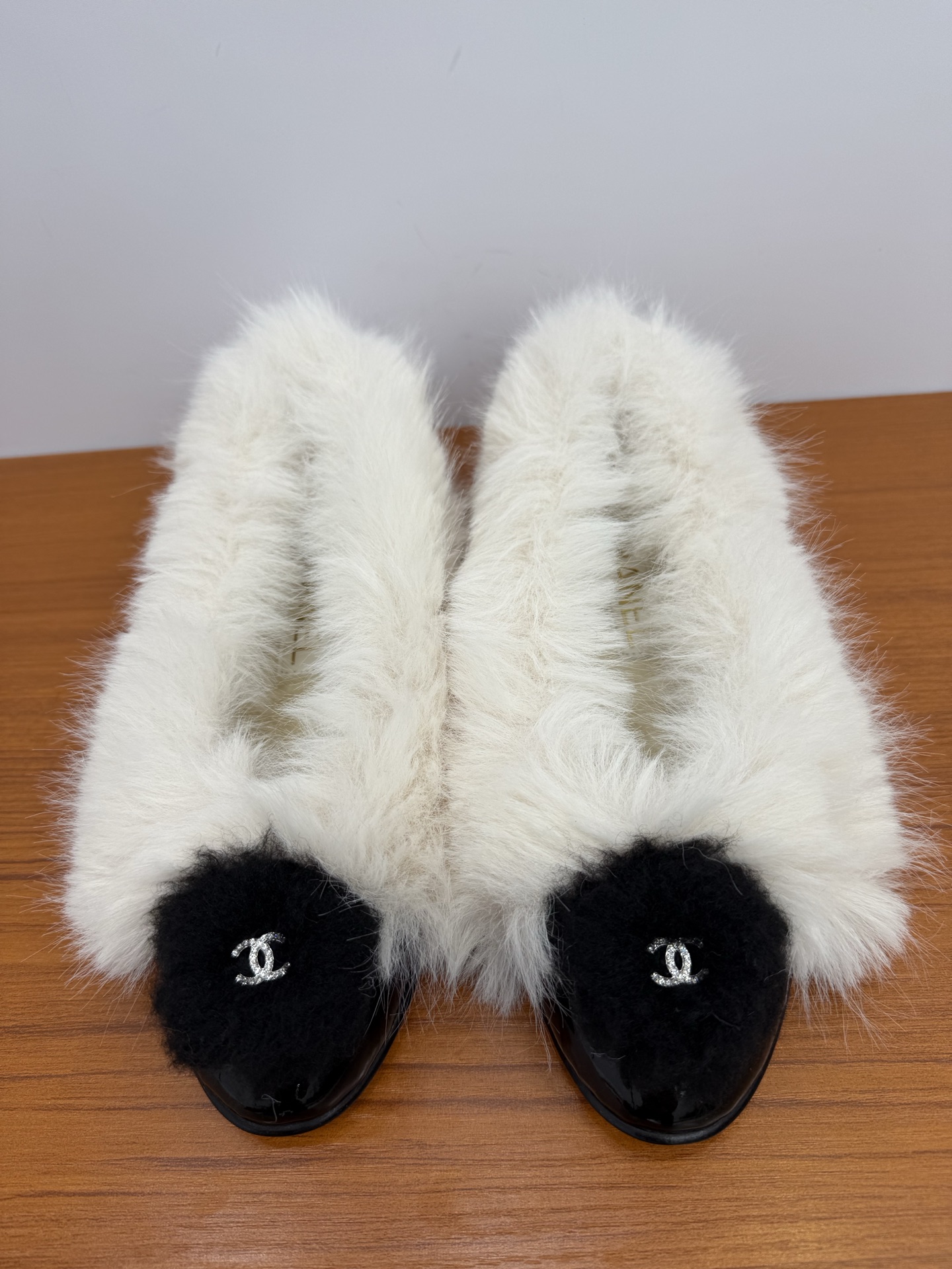 NO:628773,Top quality chanel fw25 new arrival~ Xiaoxiang's new autumn and winter products | Mary Jane fur shoes. The upper is made of fur, and the toe is decorated with double C diamond buckles. The brand elements run through it, and it is highly recognizable. The shoe shape is simple, elegant and high-end~ The whole shoe is furry, cute and fashionable~ It is so beautiful that I fell in love with Centipede Essence autumn and winter matching must-have items!  Materials and craftsmanship: The upper is made of imported cow patent leather + wool/fur. It is lined with wool lining/foot pads. The sole is genuine leather outsole imported from Italy. Size: 35-42 (40 41 42 is custom-made and cannot be returned or exchanged), fur shoes, chanel, mary jane, Leather soles19860909顶级品质 chanel fw25 new arrival～ 小香秋冬新品｜玛丽珍毛毛鞋 鞋面皮毛一体材质、鞋头双C钻扣饰以点缀, 品牌元素贯穿其中,辨识度极高鞋形简约 优雅高级感～整个鞋毛茸茸的可爱又时髦～ 太美了一眼爱上蜈蚣精秋冬搭配必入单品！ 材质与工艺 鞋面甄选进口牛漆皮+羊毛/皮毛一体 里衬羊毛内里/垫脚 鞋底意大利进口真皮大底 Size: 35-42（40 41 42订做不退换）,毛毛鞋,chanel,mary jane,Leather soles,Women's Shoes