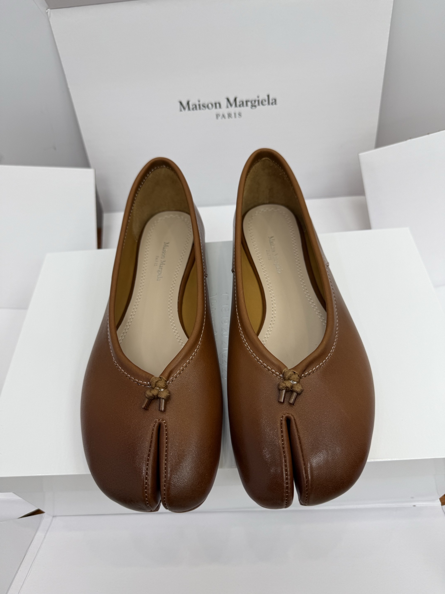 NO:629540,Made in Guangzhou MaisonMargiela ss25 new arrival～ * * Spring and summer super popular Tabi split-toe ballet shoes｜Original purchasing agent level Original custom-made tree paste calfskin uppers Lined with cowhide lining/foot pads Soles imported from Italy genuine leather outsole SIZE35-40 (40 custom-made, non-returnable), split-toe shoes, cowhide, Leather soles19860909莞产 MaisonMargiela ss25 new arrival～ * * 春夏超火 Tabi分趾芭蕾鞋单鞋｜原版购入代购级别 鞋面原版定制树膏小牛皮 里衬牛皮内里/垫脚 鞋底意大利进口真皮大底 SIZE35-40 (40订做不退换）,分趾鞋,cowhide,Leather soles,Women's Shoes