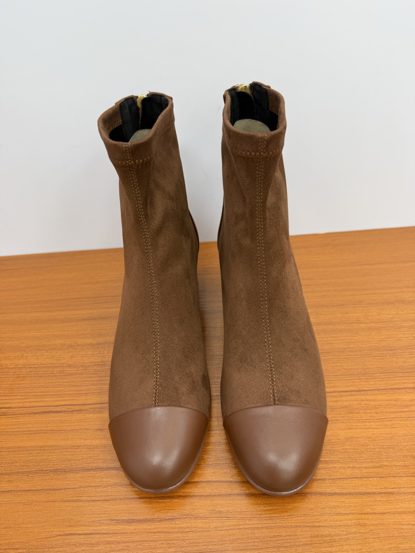 NO:647039,Top quality chanel fw25 new arrival～ Chanel new autumn and winter products｜Back zipper short boots Continue the classic small round toe side pull design The boot shape is simple and elegant, the details and texture are full of exquisiteness～Intellectual elegance～Materials and craftsmanship Imported lambskin/sheep leather upper  41 Custom-made (non-refundable), boots, snow boots, chanel, chanel, boots, sheepskin, sheep, Leather soles19860909顶级品质 chanel fw25 new arrival～ 香奈儿秋冬新品｜后拉链短靴 延续经典小圆头侧拉设计 靴型简约大方, 细节质感拉满精致高级～知性优雅气质～ 材质与工艺 鞋面进口小羊皮/羊京｜鞋头拼接漆皮 绸锻 里衬羊毛内里/垫脚 鞋底意大利进口真皮大底 Size: 35-41（40 41订做不退换）,靴子雪地靴,chanel,chanel,boots,sheepskin,sheep,Leather soles,Women's Shoes