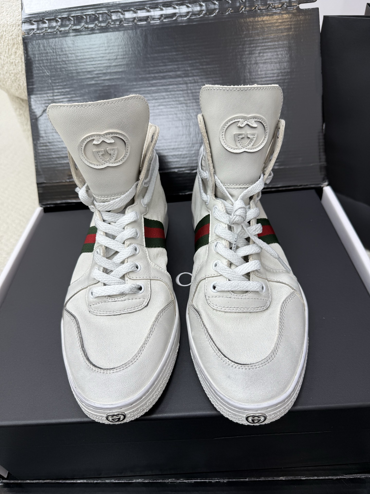 NO:652034,Guan-made gucci ss26 new arrival~ GUCCI La Fmiglia series | The latest men's shoes in the 2026 counter. The new high-top sports white shoes are Demna's first series after taking charge of Gucci!  The Milan Fashion Week that just ended in ss26 has made it extremely popular, and it is hard to find the same shoes for superstars!  Materials and craftsmanship: The upper is made of soft calfskin, which provides perfect foot comfort. It can be high-top or low-top, and can be folded to change the two styles at will!  The master hand-rubbed the color and made it look old, and the retro texture is instantly full ~ The sides are decorated with classic green, red and green webbing, and the brand's highly recognizable metal double G toe is embellished. Every detail is a highlight. Whether it is street fashion or daily leisure, this pair of casual white shoes can help you easily choose your style ~ Currently only available in men's sizes: 39-45, casual shoes/sports shoes, gucci, sneakers, cowhide19860909莞产 gucci ss26 new arrival～ GUCCILaFmiglia系列｜2026专柜最新男鞋 高帮运动小白鞋新品作为Demna执掌Gucci后的首个系列！在ss26刚结束的米兰时装周就让它热度狂飙,巨星同款更是一鞋难求！ 材质与工艺 鞋面选用柔软小牛皮材质,上脚舒适度满分 可高帮可低帮,随意翻折变换两种风格穿搭！ 师傅纯手工擦色做旧处理,复古质感瞬间拉满～ 侧边饰以经典绿红绿织带,品牌辨识度十足的 金属的双G鞋头点缀,细节处处都是亮点 无论是街头潮流还是日常休闲,这双休闲小白鞋都能帮你轻松拿捏风格~ 目前只有男码size:39-45,休闲鞋/运动鞋,gucci,sneakers,cowhide,Women's Shoes