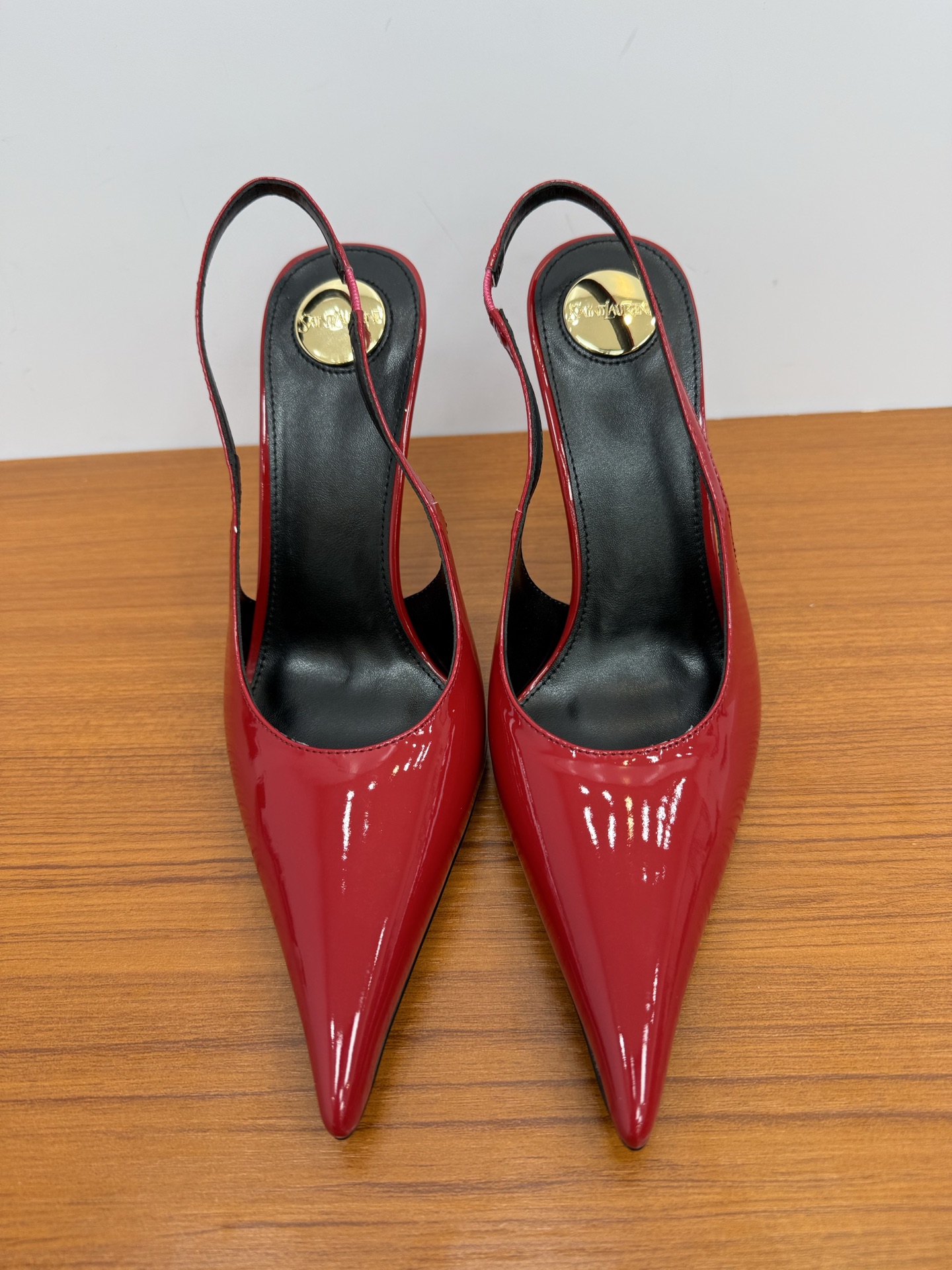 NO:668289,Top quality saint laurent ss25 new arrival~ Saint Laurent YSL catwalk model/pointed high heels, pointed small stiletto heels, very elegant temperament on the feet, modifying the foot shape, who can resist YSL's beautiful high heels and sexy stunners!  Upper imported cow patent leather // sheepskin lining sole Italian genuine leather outsole Heel height 10cm Stiletto heel Size35-40 (40 customization is non-returnable and non-exchangeable), high heels and sandals, saint laurent, saint laurent, saint laurent, sandals, high heels, sheepskin, Leather soles19860909顶级品质 saint laurent ss25 new arrival～ 圣罗兰ysl 走秀款/尖头高跟鞋 尖头小细跟 上脚非常的优雅气质 修饰脚型, Ysl绝美高跟鞋性感尤物谁又能拒绝得了呀！ 鞋面进口牛漆皮 //羊皮里 鞋底意大利真皮大底 跟高10cm 细高跟 Size35-40（40定制不退不换),高跟鞋凉鞋,saint laurent,saint laurent,saint laurent,sandals,high heels,sheepskin,Leather soles,Women's Shoes