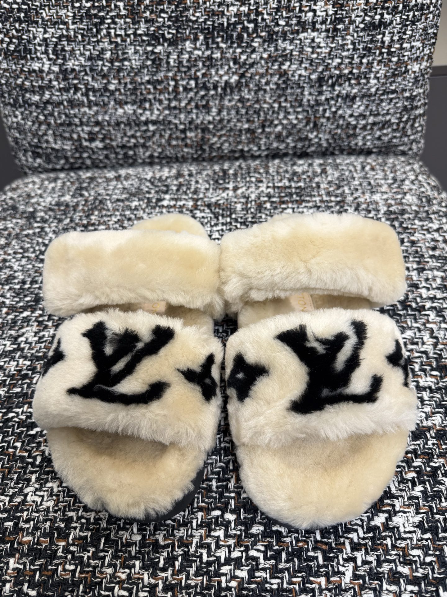 NO:679408,Top quality lv fw25 new arrival～ lv new autumn and winter fur slippers. The fur is made of one piece and looks very warm. The wool jacquard logo is simple and elegant, easy to match. The heightened ultra-light foam sole is comfortable and stylish. Size 35-41, fur slippers, louis vuitton, slippers19860909顶级品质 lv fw25 new arrival～ lv 秋冬新款毛拖鞋 皮毛一体材质,看着就很暧和 羊毛提花logo简约大气,好搭配 增高超轻发泡鞋底,上脚舒服又洋气 size 35-41,毛毛鞋拖鞋,louis vuitton,slippers,Women's Shoes