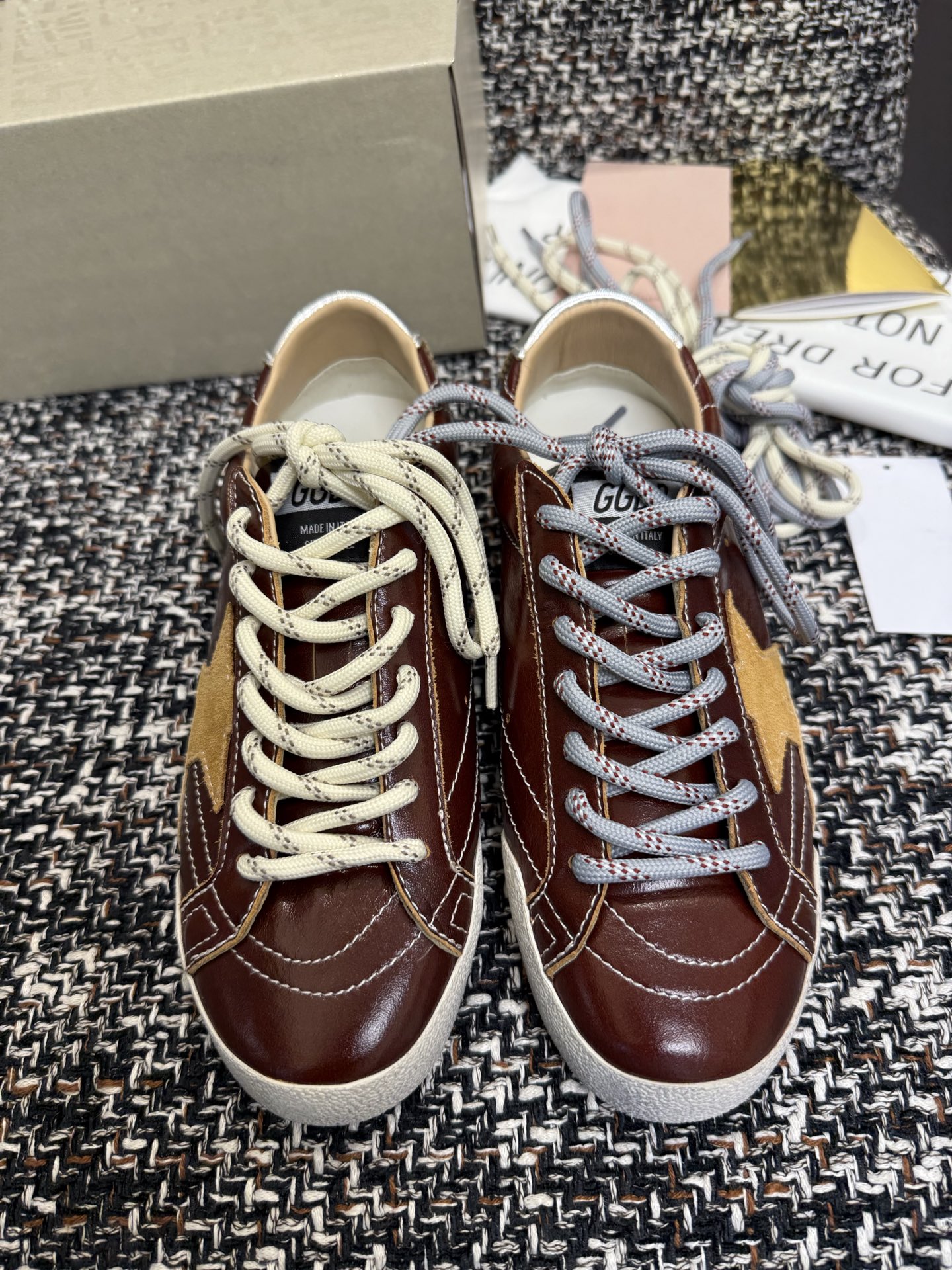 NO:679395,Top quality GGDB little dirty shoes 2025 latest color Golden Goose True Star burgundy sneakers, glossy leather, full of retro luster, with brown star logo, highly recognizable and exquisite details, a must-have item for daily casual matching, couple Size: 35-45, casual shoes/sports shoes, sneakers19860909顶级品质 GGDB小脏鞋2025最新配色 Golden Goose True Star酒红板鞋 亮面皮革 复古光泽感满满,搭配棕色星星标志 辨识度超高细节精致 日常休闲搭配必备单品情侣Size: 35-45,休闲鞋/运动鞋,sneakers,Women's Shoes