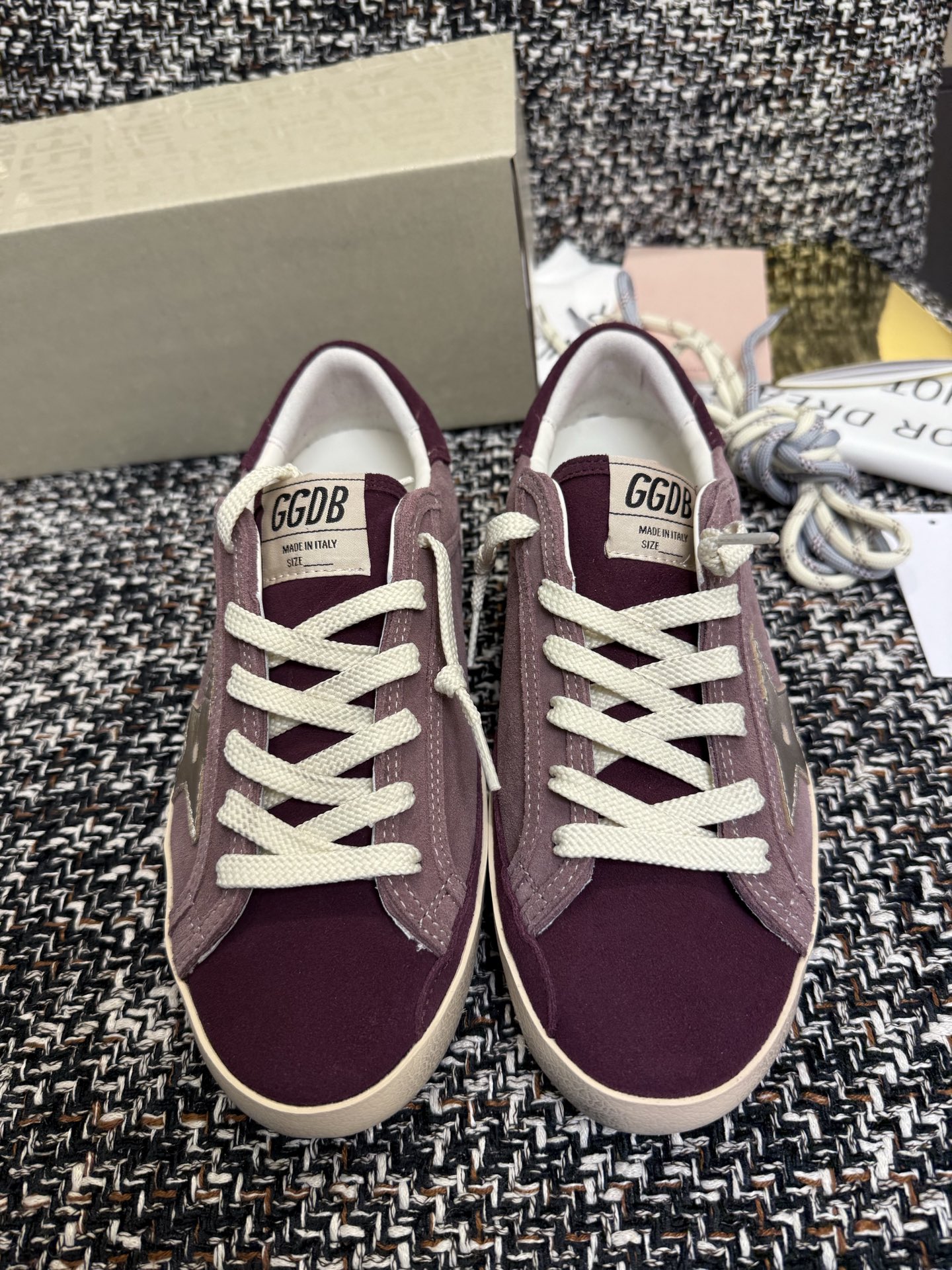 NO:679391,Top quality GGDB dirty shoes 2025 latest color olden Goose. Purple is so beautiful and healing. The purple suede color is perfect for autumn and winter, very romantic. Small dirty shoes that can be worn all year round, a must-have item for everyone. Size: 35-41, casual shoes/sports shoes, sneakers, chamois leather19860909顶级品质 GGDB小脏鞋2025最新配色 olden Goose 紫色太好看了 很治愈 绝绝紫麂皮配色超适合秋冬穿,很浪漫 一年四季都可以穿搭的小脏鞋,人手必备单品 Size: 35-41,休闲鞋/运动鞋,sneakers,chamois leather,Women's Shoes