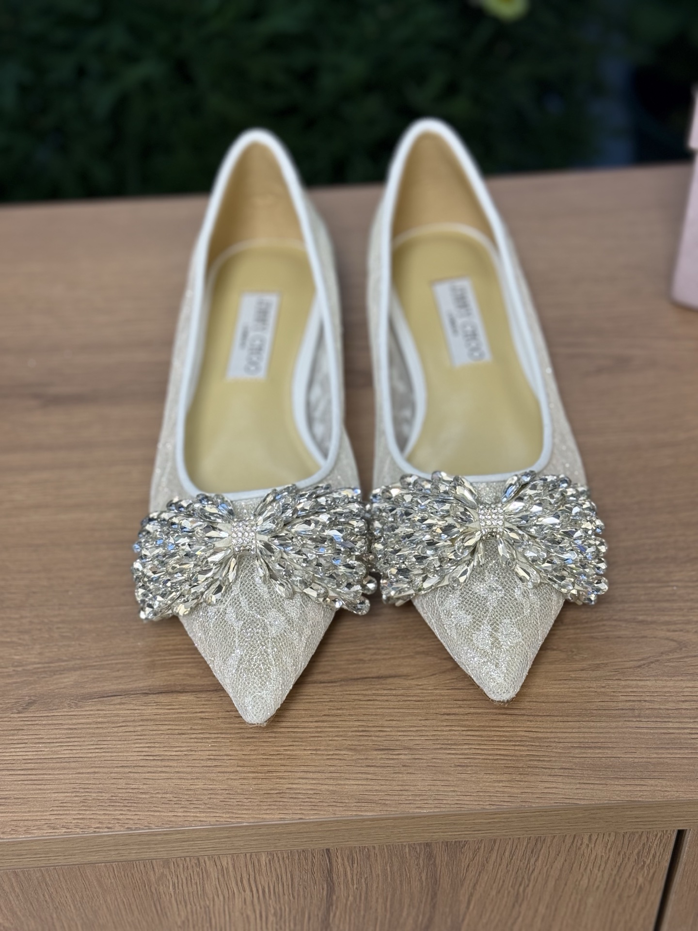 NO:679407,Top quality jimmychoo ss25 new arrival~ JC's pointed toe lace bow diamond buckle high heels are really beautiful and show their elegance. A must-have for intellectual women. Customized butterfly diamond buckle with lace embroidery on the vamp. Italian imported genuine leather outsole. Heel height and flat bottom. 6.5cm 8.5cm. Size35-39 (34 40 41 customized non-returnable), high-heeled shoes, jimmy choo, high heels, Leather soles19860909顶级品质 jimmychoo ss25 new arrival～ JC这款尖头蕾丝蝴蝶结钻扣高跟鞋 真的太美了尽显优雅气质 知性女性必入 鞋面蕾丝刺绣订制蝴蝶钻扣 意大利进口真皮大底 跟高平底 6.5cm 8.5cm Size35-39（34 40 41定制不退换）,高跟鞋单鞋,jimmy choo,high heels,Leather soles,Women's Shoes