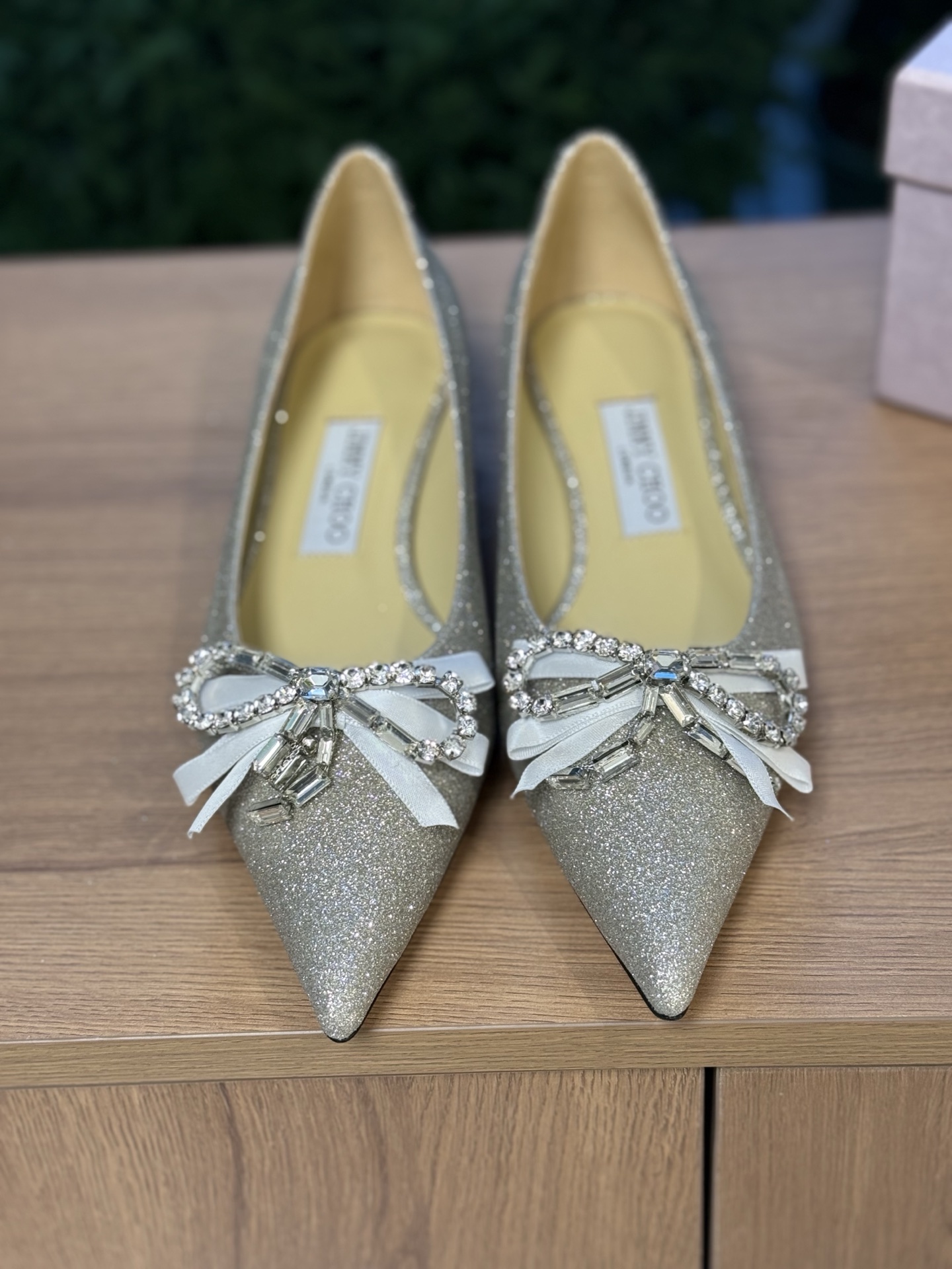 NO:679380,Top quality jimmychoo ss26 new arrival~ JC 2026 early spring new pointed-toe rhinestone bow thick-heeled shoes. The toe is decorated with hand-inlaid Czech rhinestone bows. The blingbling is very sparkling and eye-catching, really beautiful~ It looks great on the feet. It shows elegance and is a must-have item for intellectual women!  Upper cow patent leather Custom butterfly diamond buckle Sheepskin lining/foot pads Italian imported leather outsole Heel height 6.5cm Thick heel Size35-39 (34 40 41 customized non-returnable), high-heeled shoes, jimmy choo, high heels, sheepskin, Leather soles19860909顶级品质 jimmychoo ss26 new arrival～ JC 2026早春新品尖头水钻蝴蝶结粗跟单鞋 鞋头搭配手工镶嵌的捷克水钻蝴蝶结饰以点缀, blingbling非常的闪耀 引人注目,真的太美了～ 上脚很好看 尽显优雅气质,知性女性必入单品！ 鞋面牛漆皮 订制蝴蝶钻扣 羊皮内里/垫脚 意大利进口真皮大底 跟高6.5cm 粗跟 Size35-39（34 40 41定制不退换）,高跟鞋单鞋,jimmy choo,high heels,sheepskin,Leather soles,Women's Shoes