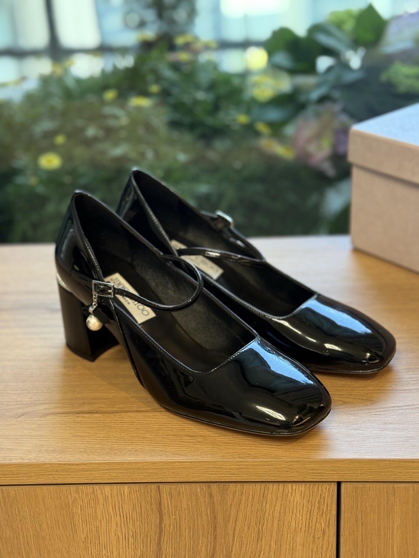 NO:679398,Top quality jimmychoo ss25 new arrival～ Jimmy Choo｜New high-heeled shoes for early autumn JC’s square-toe high-heeled shoes are really beautiful～Both sexy and high-footed～Full of high-end elegance. Material imported calf patent leather, lining lambskin, genuine leather outsole imported from Italy, heel height 6.5cm, Size35-39 (34 40 41 customized, non-returnable), single shoes Mary Jane, jimmy choo, jimmy  choo,mary jane,high heels,sheepskin,Leather soles19860909顶级品质 jimmychoo ss25 new arrival～ 吉米周｜早秋新款高跟鞋 JC这款方头高跟鞋真的太美了～ 兼具性感与脚翘～尽显高级优雅气质 面料进口小牛漆皮 内里垫脚小羊皮 意大利进口真皮大底 跟高6.5cm Size35-39（34 40 41定制不退换）,单鞋玛丽珍,jimmy choo,jimmy choo,mary jane,high heels,sheepskin,Leather soles,Women's Shoes