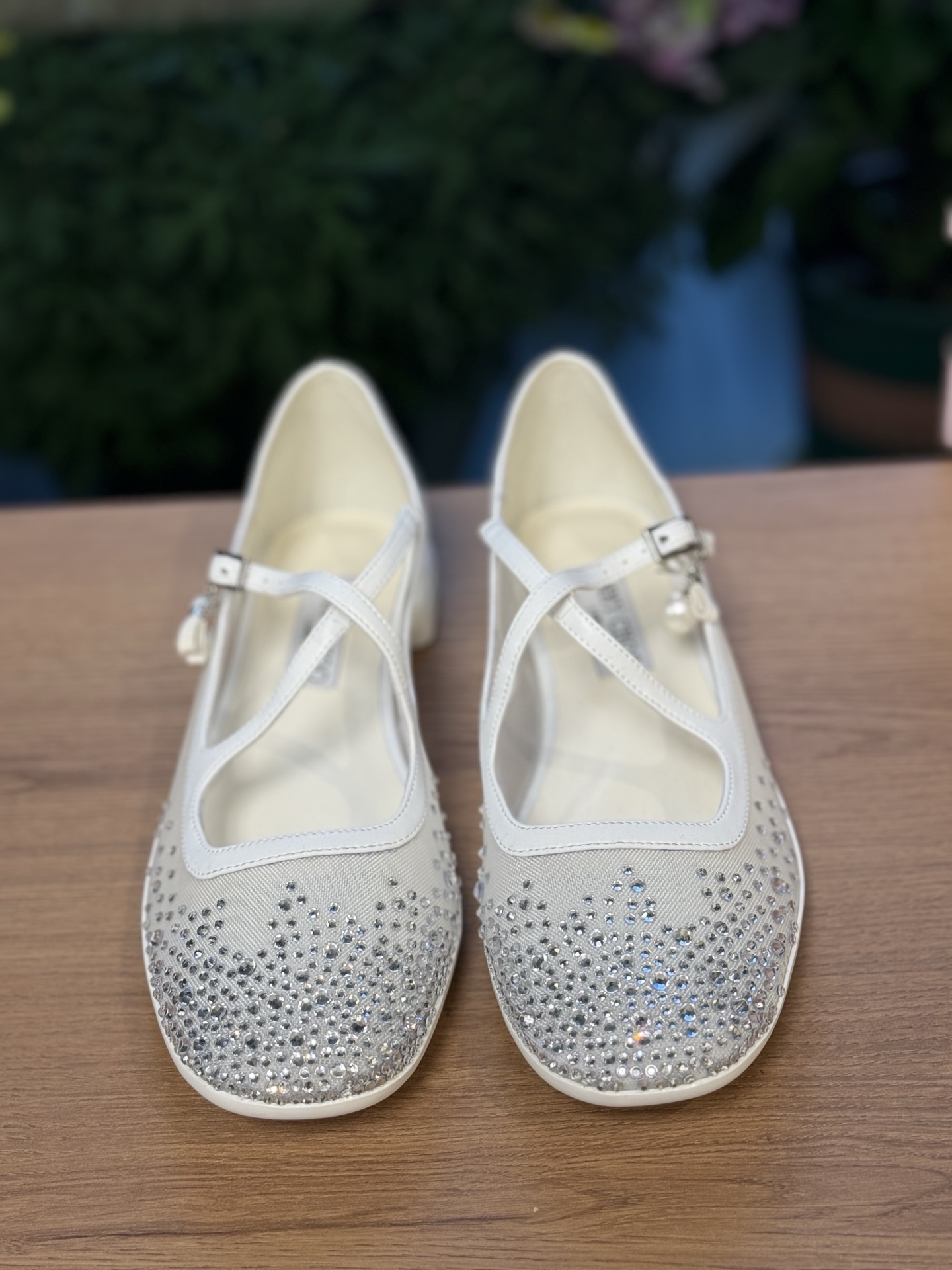 NO:680091,Top quality jimmychoo ss26 new arrival~ Jimmy Choo's 2026 spring and summer new mesh rhinestone cross Mary Jane matching trousers and skirts are very fairy-like ~ high-end and elegant. Fabric mesh rhinestone/with leather sheepskin feet Italian imported genuine leather outsole Heel height 2cm Size35-39 (34 40 41 customization is not returnable), ballet shoes, jimmy choo, jimmy choo, mary  jane,skirts,sheepskin,leather soles19860909顶级品质 jimmychoo ss26 new arrival～ 吉米周2026春夏新款网纱烫钻交叉玛丽珍 搭配裤装 裙装都非常的仙气～高级又显气质 面料网纱烫钻/配皮 羊皮垫脚 意大利进口真皮大底 跟高2cm Size35-39（34 40 41定制不退换）,芭蕾舞鞋,jimmy choo,jimmy choo,mary jane,skirts,sheepskin,Leather soles,Women's Shoes