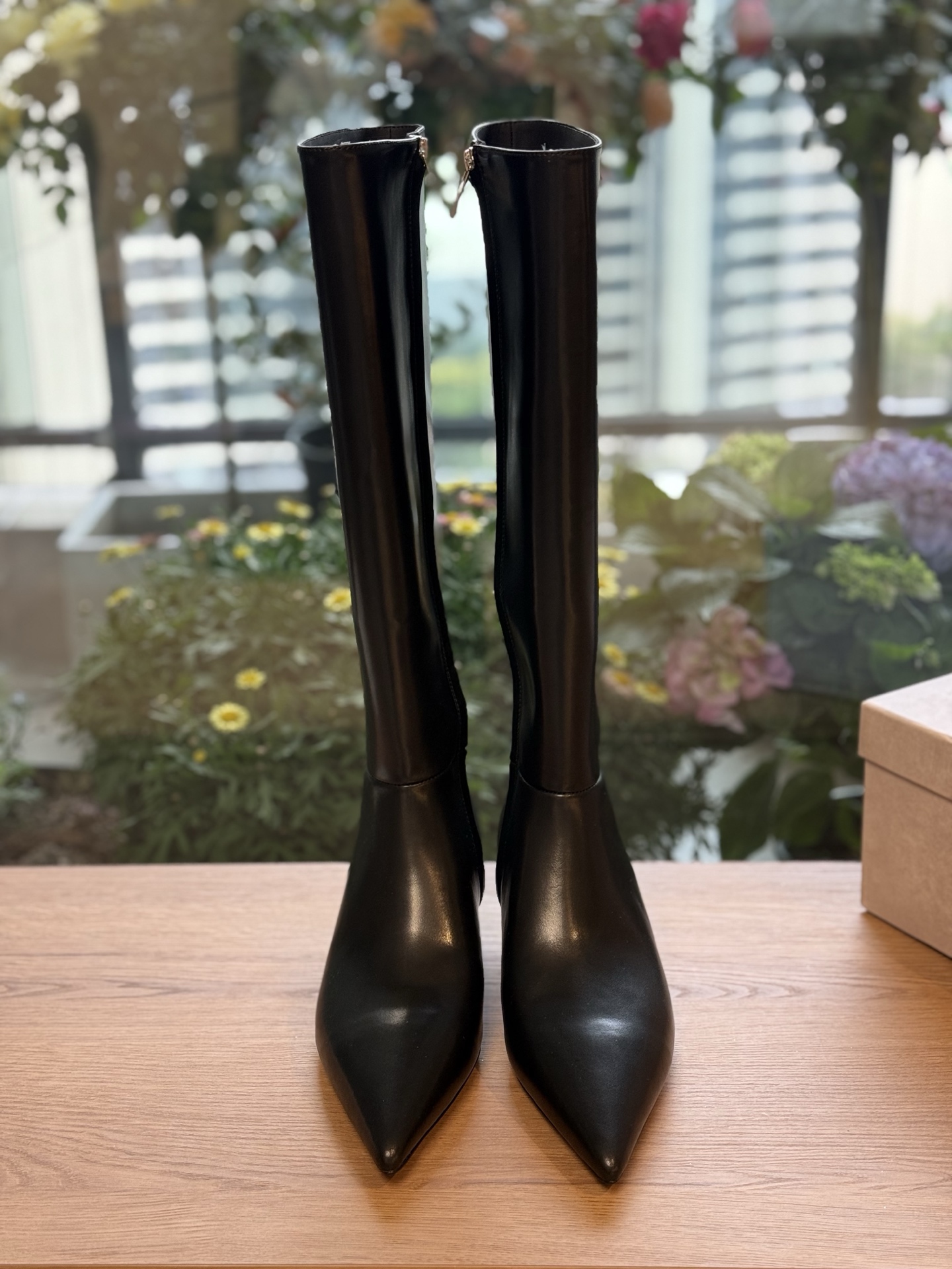 NO:694697,Top quality jimmychoo fw25 new arrival~ JC Jimmy Choo 2025 new autumn and winter side-pull heel nude boots. The whole shoe is very simple and elegant~ The small flat toe is more refined and fashionable. You can see that the side of our boots is designed according to the curvature of the human leg~ The upper feet are very delicate and look unattractive~ Elongate the legs~ Suitable for various occasions~ A must-have item for autumn and winter wear!  - MATERIAL material - Upper imported calfskin/cow suede, lining sheepskin, Italian genuine leather outsole Heel height: 3.5cm Size35-40 (40 custom made, non-returnable), boots, jimmy choo, jimmy choo, boots, cowhide, sheepskin, Leather soles19860909顶级品质 jimmychoo fw25 new arrival～ JC吉米周2025秋冬新款侧拉婑跟裸靴 整个鞋非常的简约大气～小扁头更加的精致时髦可以看到我们靴子侧面是按照人体腿型设计出来的弧度～上脚非常秀气好看不挑人～拉长腿型～适合各种场合搭配～秋冬穿搭必备单品！ - MATERIAL材质 - 鞋面进口小牛皮/牛反绒 里衬羊皮 鞋底意大利真皮大底 Heel height:3.5cm Size35-40（40订做不退换）,靴子,jimmy choo,jimmy choo,boots,cowhide,sheepskin,Leather soles,Women's Shoes