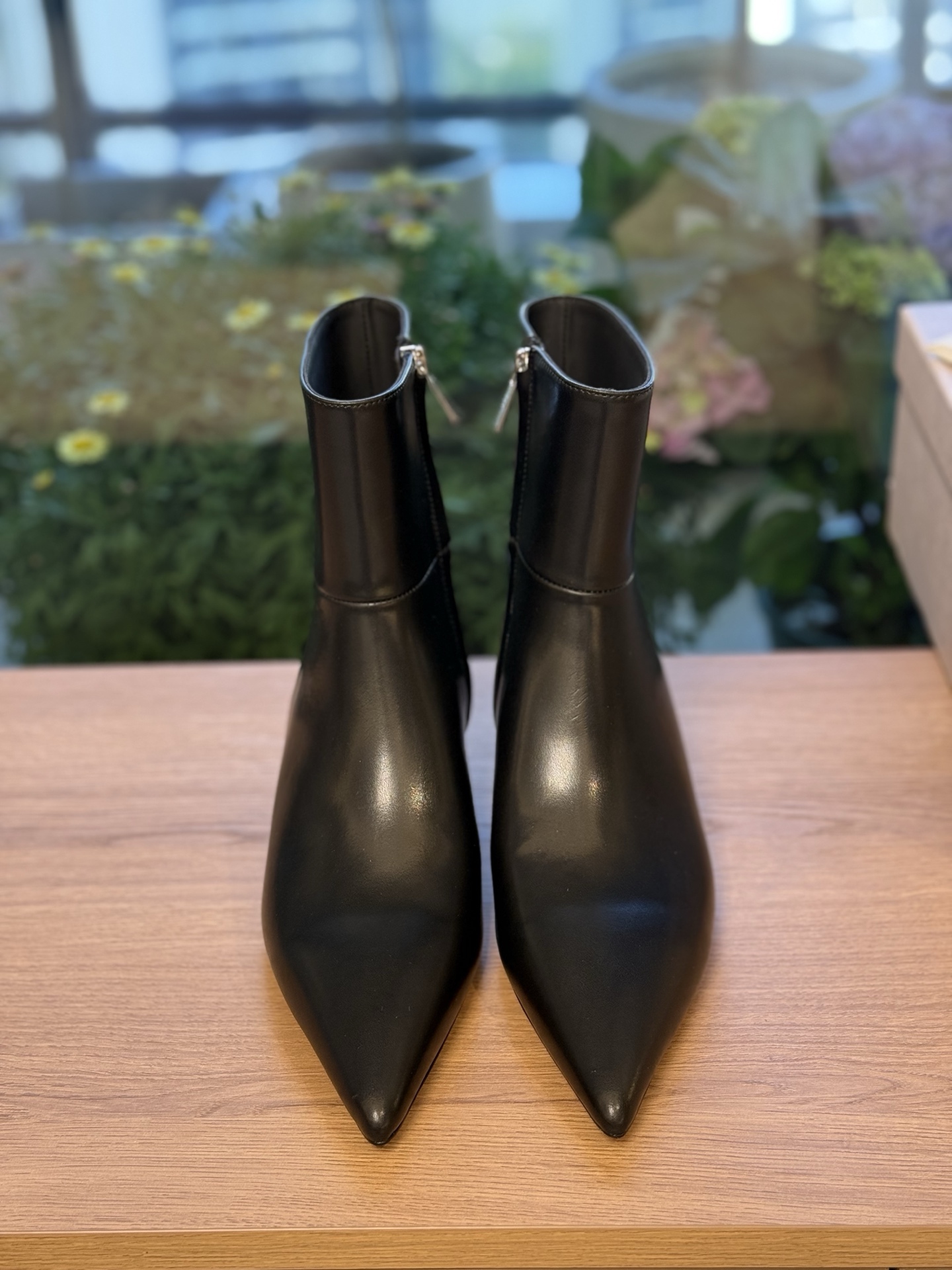 NO:694659,Top quality jimmychoo fw25 new arrival~ JC Jimmy Choo 2025 new autumn and winter side-pull heel nude boots. The whole shoe is very simple and elegant~ The small flat toe is more refined and fashionable. You can see that the side of our boots is designed according to the curvature of the human leg~ The upper feet are very delicate and look unattractive~ Elongate the legs~ Suitable for various occasions~ A must-have item for autumn and winter wear!  - MATERIAL material - Upper imported calfskin/cow suede, lining sheepskin, Italian genuine leather outsole Heel height: 3.5cm Size35-40 (40 custom made, non-returnable), boots, jimmy choo, jimmy choo, boots, cowhide, sheepskin, Leather soles19860909顶级品质 jimmychoo fw25 new arrival～ JC吉米周2025秋冬新款侧拉婑跟裸靴 整个鞋非常的简约大气～小扁头更加的精致时髦可以看到我们靴子侧面是按照人体腿型设计出来的弧度～上脚非常秀气好看不挑人～拉长腿型～适合各种场合搭配～秋冬穿搭必备单品！ - MATERIAL材质 - 鞋面进口小牛皮/牛反绒 里衬羊皮 鞋底意大利真皮大底 Heel height:3.5cm Size35-40（40订做不退换）,靴子,jimmy choo,jimmy choo,boots,cowhide,sheepskin,Leather soles,Women's Shoes