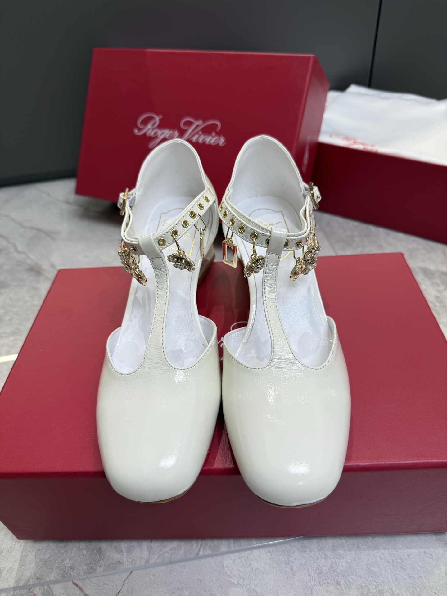 NO:694677,Top quality roger vivor fw26 mew arrival~ RV 2026 early spring new Tres Vivir high-heeled Mary Jane Fairy's high-heeled shoes have uppers made of patent leather, embellished with I-shaped buckle decorations, and chains decorated with pendants with the brand name. They are paired with 8.5cm thick heels. They are very stable and not tiring. They can be worn for various dinners, work/commuting, high-end and exquisite, showing elegance!  Upper cow patent leather + diamonds, lined with sheepskin lining/foot pads, soles imported from Italy, genuine leather outsole, heel height 4.5cm, 10.5cm, Size35-39 (34 40 41 customized, non-refundable), sandals Mary Jane, roger vivor, sandals, mary jane, high heels, sheepskin, Leather soles19860909顶级品质 roger vivier fw26 mew arrival～ RV 2026早春新款Tres Vivir高跟玛丽珍 仙女穿的高跟鞋鞋面以漆皮制成,点缀工形扣带装饰,链条饰以带品牌名称的吊饰,搭配8.5cm粗跟,上脚很稳不累脚,出席各种晚宴,职场/通勤都可穿搭,高级又精致尽显优雅气质！ 鞋面牛漆皮+吊钻 里衬羊皮内里/垫脚 鞋底意大利进口真皮大底 跟高4.5cm、10.5cm、、 Size35-39 (34 40 41定制不退换）,凉鞋玛丽珍,roger vivier,sandals,mary jane,high heels,sheepskin,Leather soles,Women's Shoes