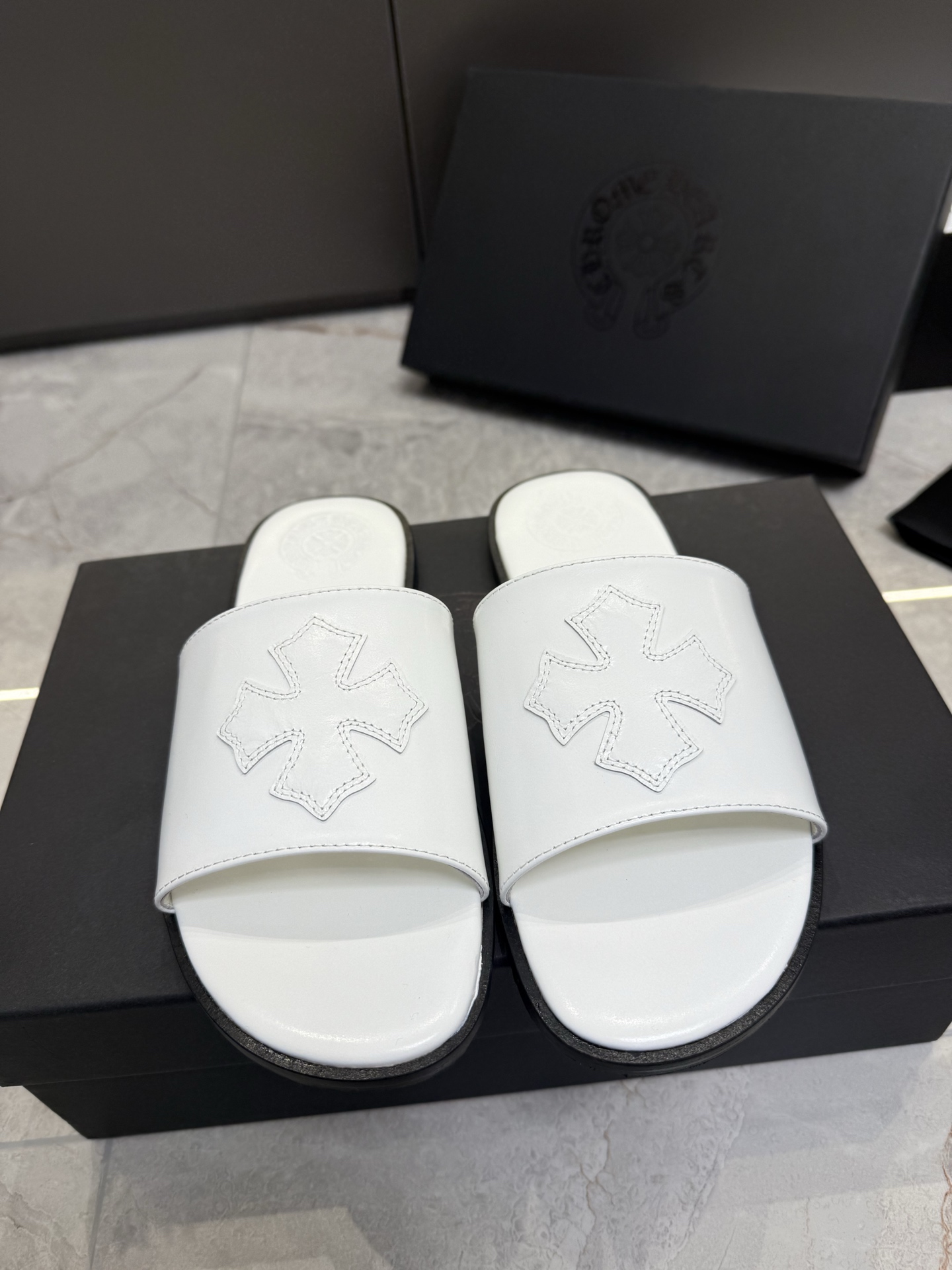 NO:694644,Top quality Chrome hearts fw26new arrival~ Chrome hearts 2026 spring and summer fashion show limited edition #slipper new product Zebra Slides & full leather white + white cross * decoration, the upper and lower feet are very fashionable and stylish!  A whole love lives in. The dopamine summer belonging to Crowe's heart is coming!  Hurry up and get it... #Chrome Hearts #chromehearts #Chrome Hearts Slippers Couple size female 35-40, male 40-46, slippers, chrome hearts, chrome hearts, slippers19860909顶级品质 Chrome hearts fw26new arrival～ 克罗心2026春夏时装秀限定版#拖鞋新品 Zebra Slides &全皮白色+白色十字*饰以点缀, 上脚非常的洋气时髦个性！一整个爱住 属于克罗心的多巴胺夏天来袭！赶紧入手吧… #克罗心 #chromehearts #克罗心拖鞋 情侣size女35-40、男40-46、,拖鞋,chrome hearts,chrome hearts,slippers,Women's Shoes