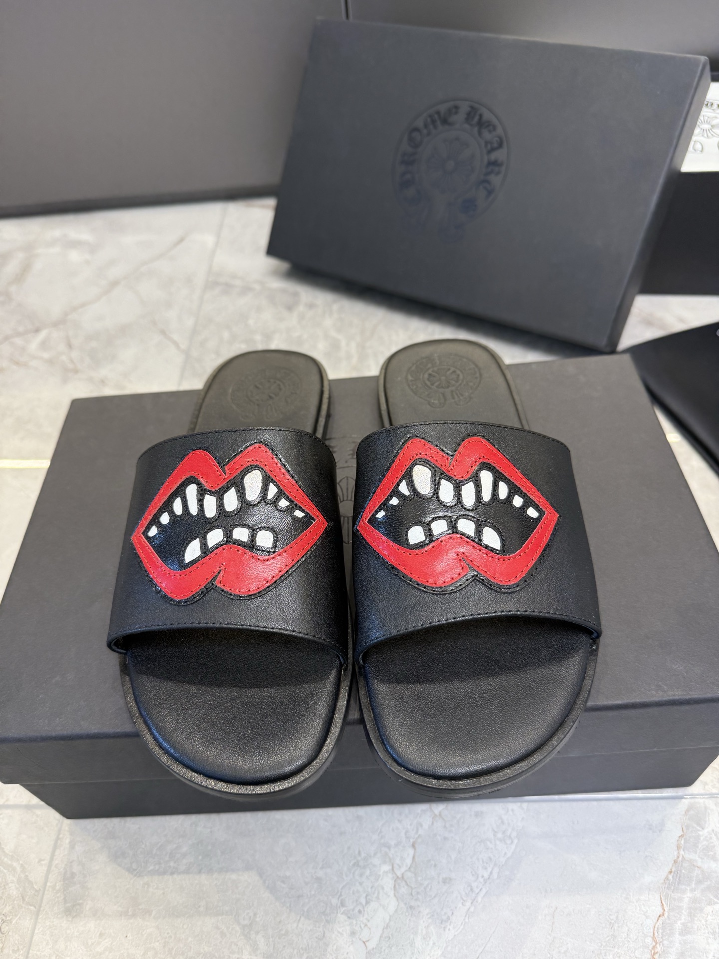 NO:694654,Top quality Chrome hearts fw26new arrival~ Chrome hearts 2026 spring and summer fashion show limited edition #slipper new product Zebra Slides & MattyBoy full leather black + red lip decoration, very fashionable and stylish on the feet!  A whole love lives in. The dopamine summer belonging to Crowe's heart is coming!  Hurry up and get it... #Chrome Hearts #chromehearts #Chrome Hearts Slippers Couple size female 35-40, male 40-46, slippers, chrome hearts, chrome hearts, slippers19860909顶级品质 Chrome hearts fw26new arrival～ 克罗心2026春夏时装秀限定版#拖鞋新品 Zebra Slides &MattyBoy 全皮黑色+红唇饰以 点缀,上脚非常的洋气时髦个性！一整个爱住 属于克罗心的多巴胺夏天来袭！赶紧入手吧… #克罗心 #chromehearts #克罗心拖鞋 情侣size女35-40、男40-46、,拖鞋,chrome hearts,chrome hearts,slippers,Women's Shoes