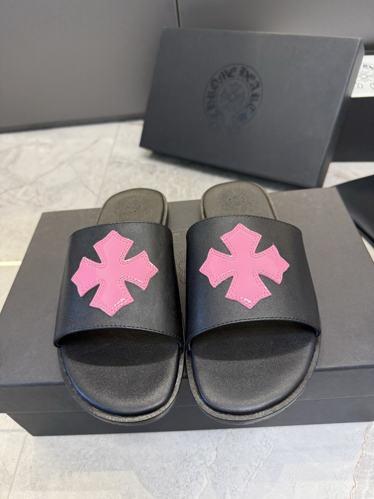 NO:694613,Top quality Chrome hearts fw26new arrival~ Chrome hearts 2026 spring and summer fashion show limited edition #slipper new product Zebra Slides & full leather black + pink cross * decoration, the upper and lower feet are very fashionable and stylish!  A whole love lives in. The dopamine summer belonging to Crowe's heart is coming!  Hurry up and get it... #Chrome Hearts #chromehearts #Chrome Hearts Slippers Couple size female 35-40, male 40-46, slippers, chrome hearts, chrome hearts, slippers19860909顶级品质 Chrome hearts fw26new arrival～ 克罗心2026春夏时装秀限定版#拖鞋新品 Zebra Slides &全皮黑色+粉色十字*饰以点缀, 上脚非常的洋气时髦个性！一整个爱住 属于克罗心的多巴胺夏天来袭！赶紧入手吧… #克罗心 #chromehearts #克罗心拖鞋 情侣size女35-40、男40-46、,拖鞋,chrome hearts,chrome hearts,slippers,Women's Shoes