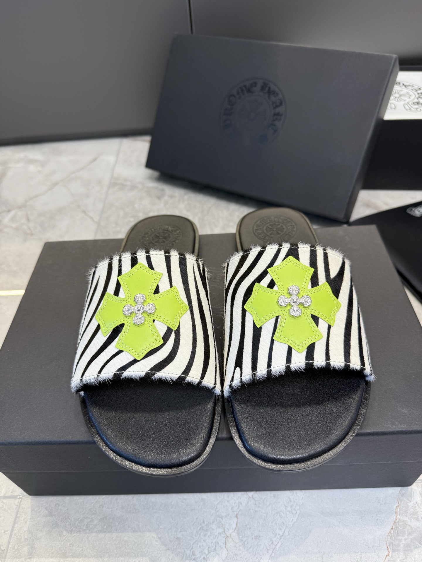 NO:694618,Top quality Chrome hearts fw26new arrival~ Chrome hearts 2026 spring and summer fashion show limited edition #slippers new product Zebra Slides are decorated with mama pattern horse hair/green leather cross ornaments, which are very fashionable and individual on the feet!  A whole love lives in. The dopamine summer belonging to Crowe's heart is coming!  Hurry up and get it... #Chrome Hearts #chromehearts #Chrome Hearts Slippers Couple size female 35-40, male 40-46, slippers, chrome hearts, chrome hearts, slippers19860909顶级品质 Chrome hearts fw26new arrival～ 克罗心2026春夏时装秀限定版#拖鞋新品 Zebra Slides 玛马纹马毛/绿贴皮十字饰件饰以点缀,上脚非常的时髦个性！一整个爱住 属于克罗心的多巴胺夏天来袭！赶紧入手吧… #克罗心 #chromehearts #克罗心拖鞋 情侣size女35-40、男40-46、,拖鞋,chrome hearts,chrome hearts,slippers,Women's Shoes