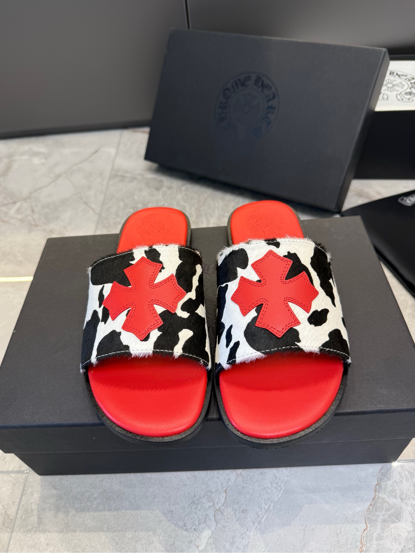 NO:694622,Top quality Chrome hearts fw26new arrival~ Chrome hearts 2026 spring and summer fashion show limited edition #slipper new product Zebra Slides Mama pattern horse hair/red veneer + red padding for embellishment, the feet are very fashionable and stylish!  A whole love lives in. The dopamine summer belonging to Crowe's heart is coming!  Hurry up and get it... #Chrome Hearts #chromehearts #Chrome Hearts Slippers Couple size female 35-40, male 40-46, slippers, chrome hearts, chrome hearts, slippers19860909顶级品质 Chrome hearts fw26new arrival～ 克罗心2026春夏时装秀限定版#拖鞋新品 Zebra Slides 玛马纹马毛/红贴皮+红色垫脚饰以点缀,上脚非常的洋气时髦个性！一整个爱住 属于克罗心的多巴胺夏天来袭！赶紧入手吧… #克罗心 #chromehearts #克罗心拖鞋 情侣size女35-40、男40-46、,拖鞋,chrome hearts,chrome hearts,slippers,Women's Shoes