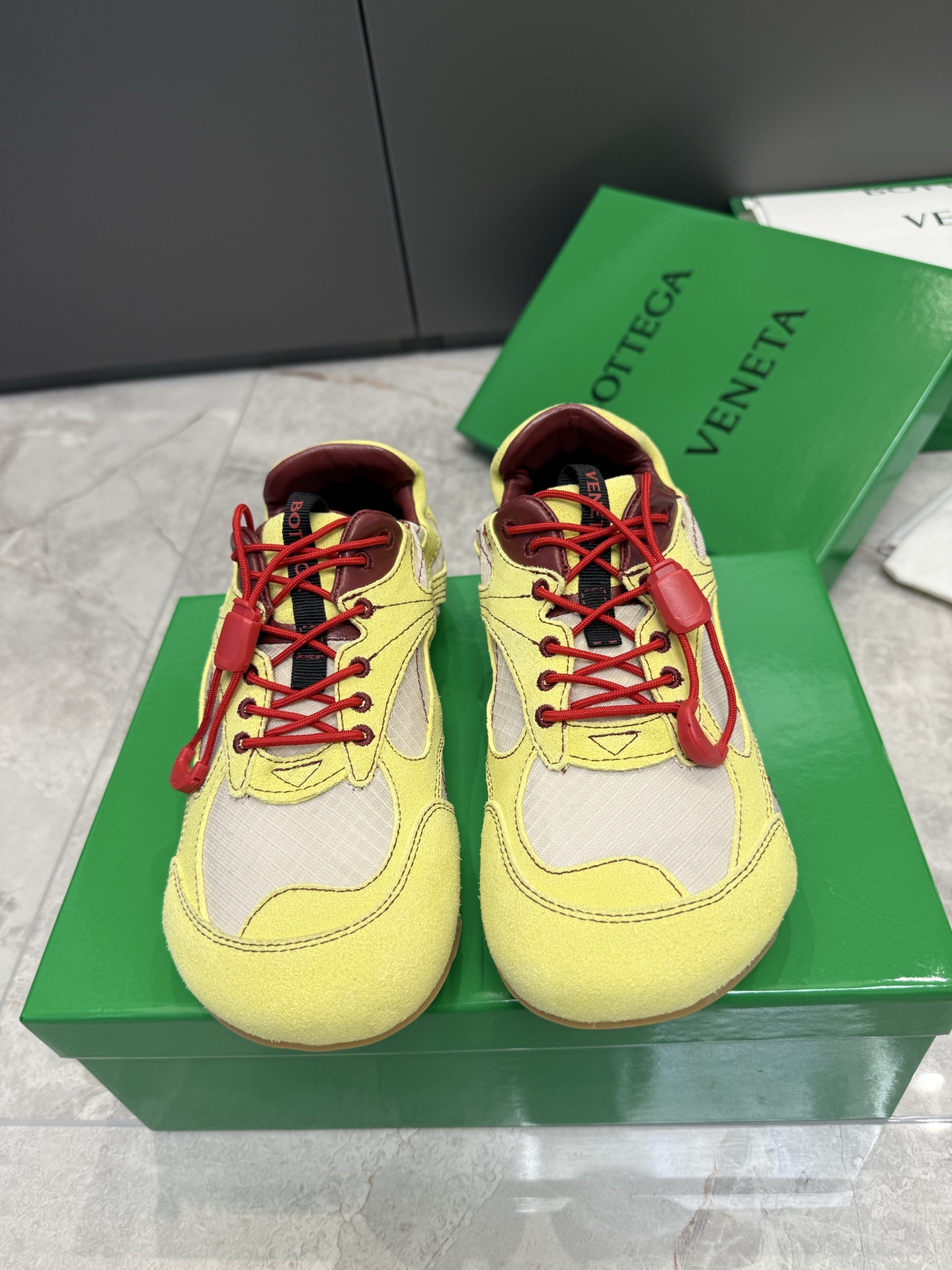 NO:694608,Top quality Bottega Veneta fw24 new arrival～ BV 25ss Orbit Flash low-top lace-up sneakers. The popular item is inspired by retro ballet sneakers. The entire shoe shape is light and flexible, super comfortable, easy to wear and breathable. The upper is cow suede/nylon/leather trim. The lining is cow leather. The sole is rubber outsole. SIZE35-41, casual shoes/sports shoes, bottega veneta, bottega  veneta,sneakers,cowhide19860909顶级品质 Bottega Veneta fw24 new arrival～ BV 25ss Orbit Flash 低帮系带运动鞋 火爆单品整个鞋型以复古芭蕾运动鞋为灵感,主打一个轻盈灵动,上脚超级的舒适好穿而透气 鞋面牛反绒/尼龙/皮革饰边 内里牛皮革 鞋底橡胶外底 SIZE35-41,休闲鞋/运动鞋,bottega veneta,bottega veneta,sneakers,cowhide,Women's Shoes