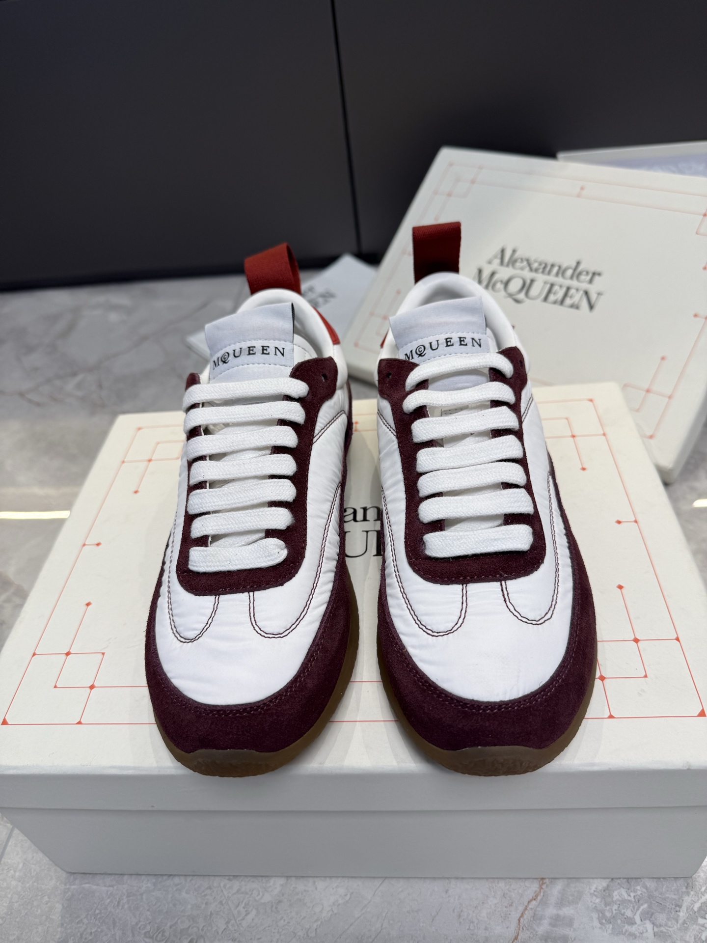 NO:694620,Top quality ALEXANDER MCQUEEN 2026ss early spring new Flexion series｜Casual sports shoes can be easily controlled for daily commuting and leisure travel, easy to wear and versatile!  The upper is made of high-mercerized cow suede/fabric, lined with sheepskin lining/foot pads, the sole is original molded 1:1 outsole, couple size: female 35-40, male 40-45, casual shoes/sports shoes, alexander mcqueen, sneakers, sheepskin19860909顶级品质 ALEXANDER MCQUEEN 亚历山大·麦昆 2026ss早春新款 Flexion系列｜休闲运动鞋 日常通勤 休闲出行都可轻松驾驭,好穿百搭！ 鞋面高丝光牛反绒/配布 里衬羊皮内里/垫脚 鞋底原版开模1:1大底 情侣Size: 女35-40 男40-45,休闲鞋/运动鞋,alexander mcqueen,sneakers,sheepskin,Women's Shoes