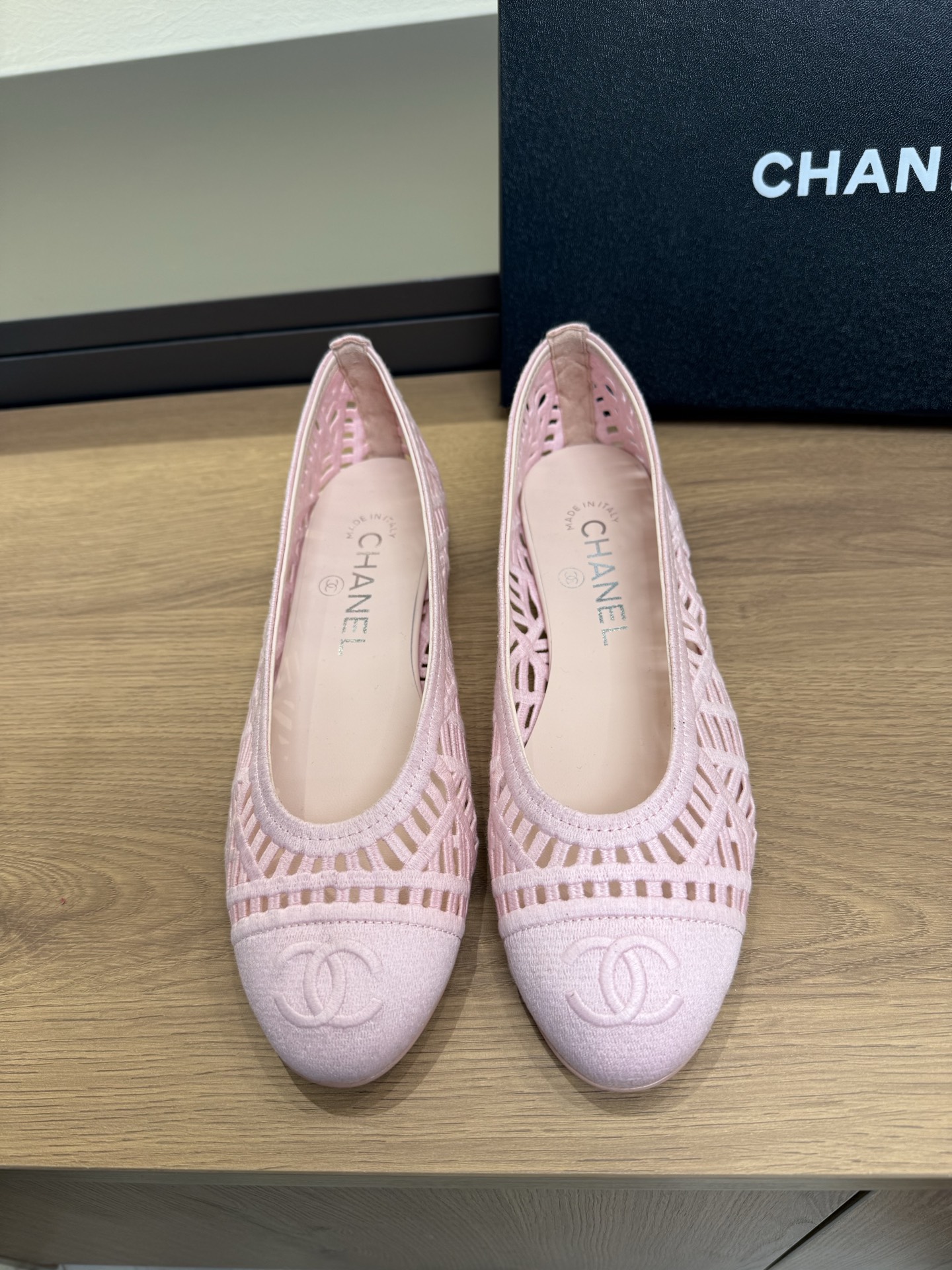 NO:695047,Top quality｜With airplane case chanel fw26 new arrival-~ Xiaoxiang 2026 early spring new arrival｜Hollow flat ballet shoes. The classic double C logo is electro-embroidered on the toe, and the brand is highly recognizable. The flat shoes are easy to wear, comfortable and refined~Suitable for daily commuting!  Upper custom-woven electric embroidery material, lining A-grade sheepskin, outsole Italian leather outsole, increased by 1cm, size 35-36, 37, 38, 39, 40, 34, 41, 42, 43, 44, custom-made, non-returnable, ballet shoes, chanel, flats, sheepskin, Leather soles19860909顶级品质｜配飞机盒 chanel fw26 new arrival-～ 小香2026早春新品｜镂空平底芭蕾鞋 鞋头电绣经典双C标识,品牌辨识度极高 平底鞋好穿舒适又精致～日常通勤都适配噢！ 鞋面定制编织电绣材质 内里A级羊皮 大底意大利真皮大底 增高1cm size 35-36、37、38、39、40、 34、41、42、43、44订做不退换,芭蕾舞鞋,chanel,flats,sheepskin,Leather soles,Women's Shoes