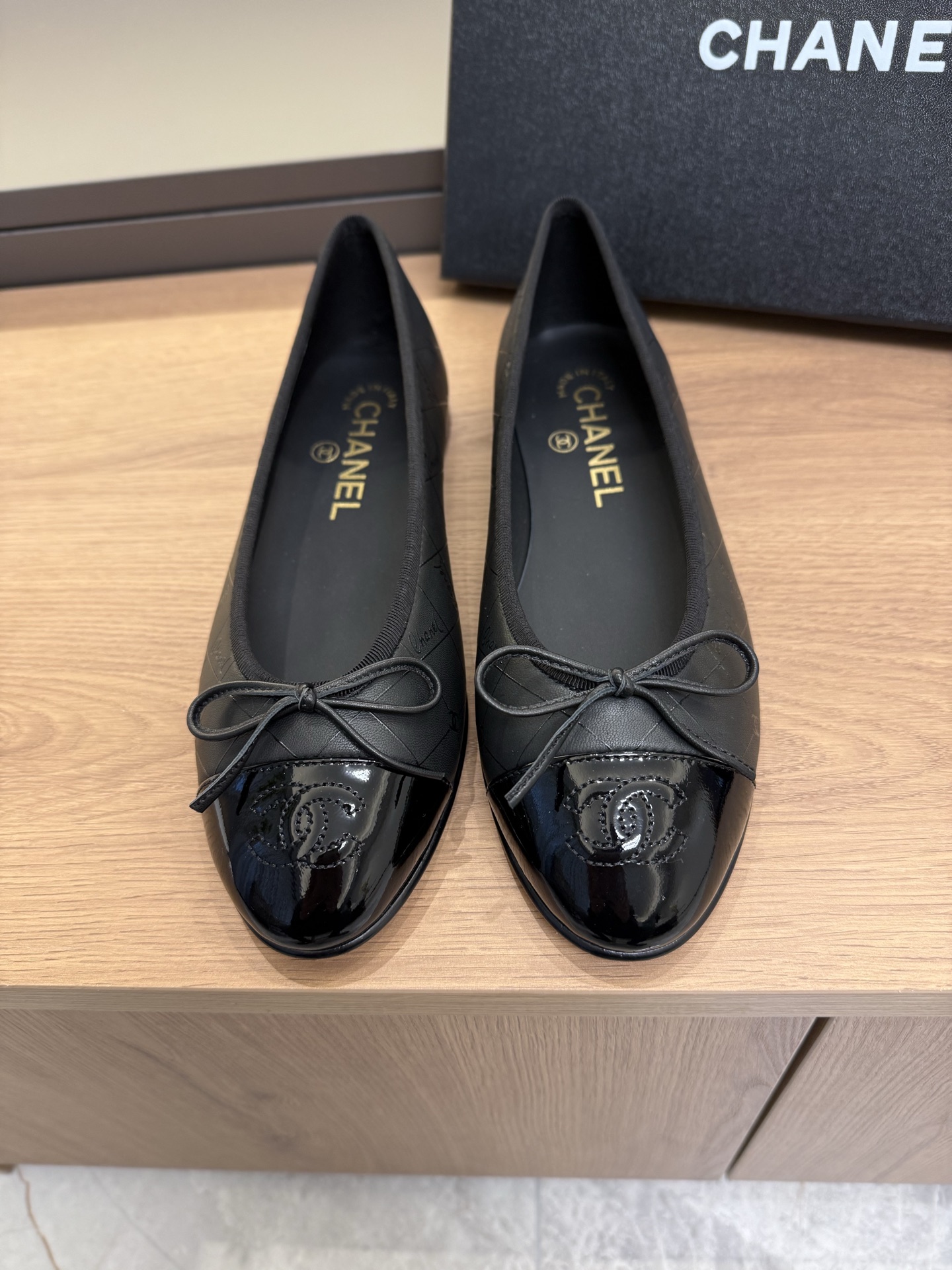 NO:695051,Top quality｜With airplane case chanel fw26 new arrival-~ Xiaoxiang's 2026 early spring new arrival｜Color-blocking flat ballet shoes. Color-blocking toe + gold-plated letter logo. The brand is highly recognizable. The flat shoes are easy to wear, comfortable and refined~Suitable for daily commuting!  Customized sheepskin upper with patent leather + hot stamping logo. Grade A sheepskin lining. Italian genuine leather outsole. Increased by 1cm. Size 35-36, 37, 38, 39, 40, 34, 41, 42, 43, 44. Customized and non-returnable. Ballet shoes, chanel, flats, sheepskin, Leather soles19860909顶级品质｜配飞机盒 chanel fw26 new arrival-～ 小香2026早春新品｜拼色平底芭蕾鞋 鞋头拼色+烫金字母logo 品牌辨识度极高 平底鞋好穿舒适又精致～日常通勤都适配噢！ 鞋面定制羊皮拼漆皮+烫金logo 内里A级羊皮 大底意大利真皮大底 增高1cm size 35-36、37、38、39、40、 34、41、42、43、44订做不退换,芭蕾舞鞋,chanel,flats,sheepskin,Leather soles,Women's Shoes