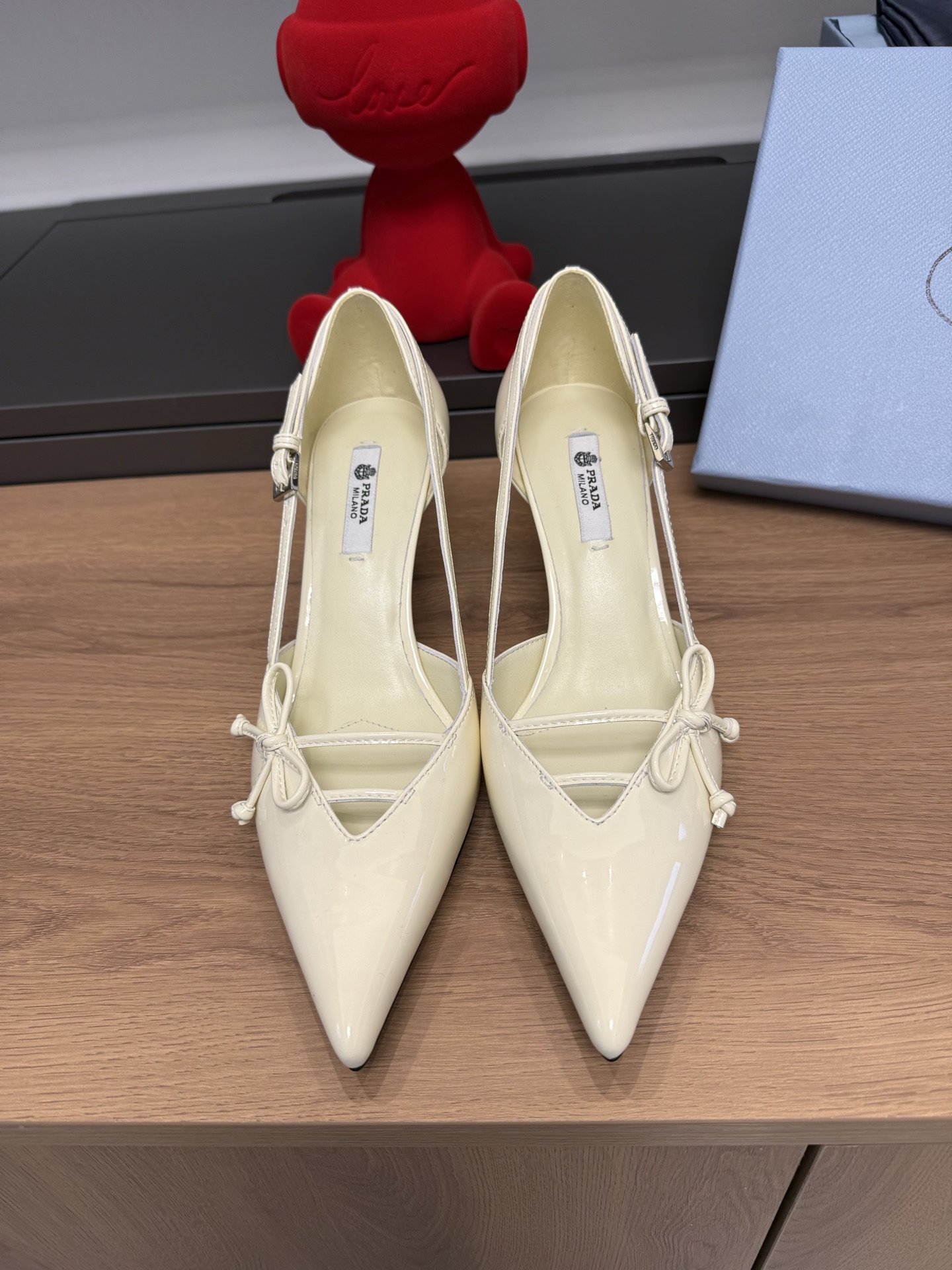 NO:695041,Top quality, with airplane case Prada ss26 new arrival~ P's 2026 early spring new product｜Pointed bow high heels, the upper foot is very nice and slim, exquisite and elegant without losing the sense of high-end. Materials and craftsmanship - custom-made lambskin upper/cow patent leather, lined with sheepskin lining, foot pads, sole imported from Italy, genuine leather outsole, heel height 5.5cm, 7.5cm Size: 35-39 (40  41 Customized (no return or exchange), high heels, prada, high heels, sheepskin, Leather soles19860909顶级品质 配飞机盒 Prada ss26 new arrival～ P家2026早春新品｜尖头蝴蝶结高跟鞋 上脚很好看显瘦,精致优雅又不失高级感 材质与工艺- 鞋面定制小羊皮 //牛漆皮 里衬羊皮内里、垫脚 鞋底意大利进口真皮大底 跟高5.5cm、7.5cm Size: 35-39（40 41订做不退换）,高跟鞋单鞋,prada,high heels,sheepskin,Leather soles,Women's Shoes