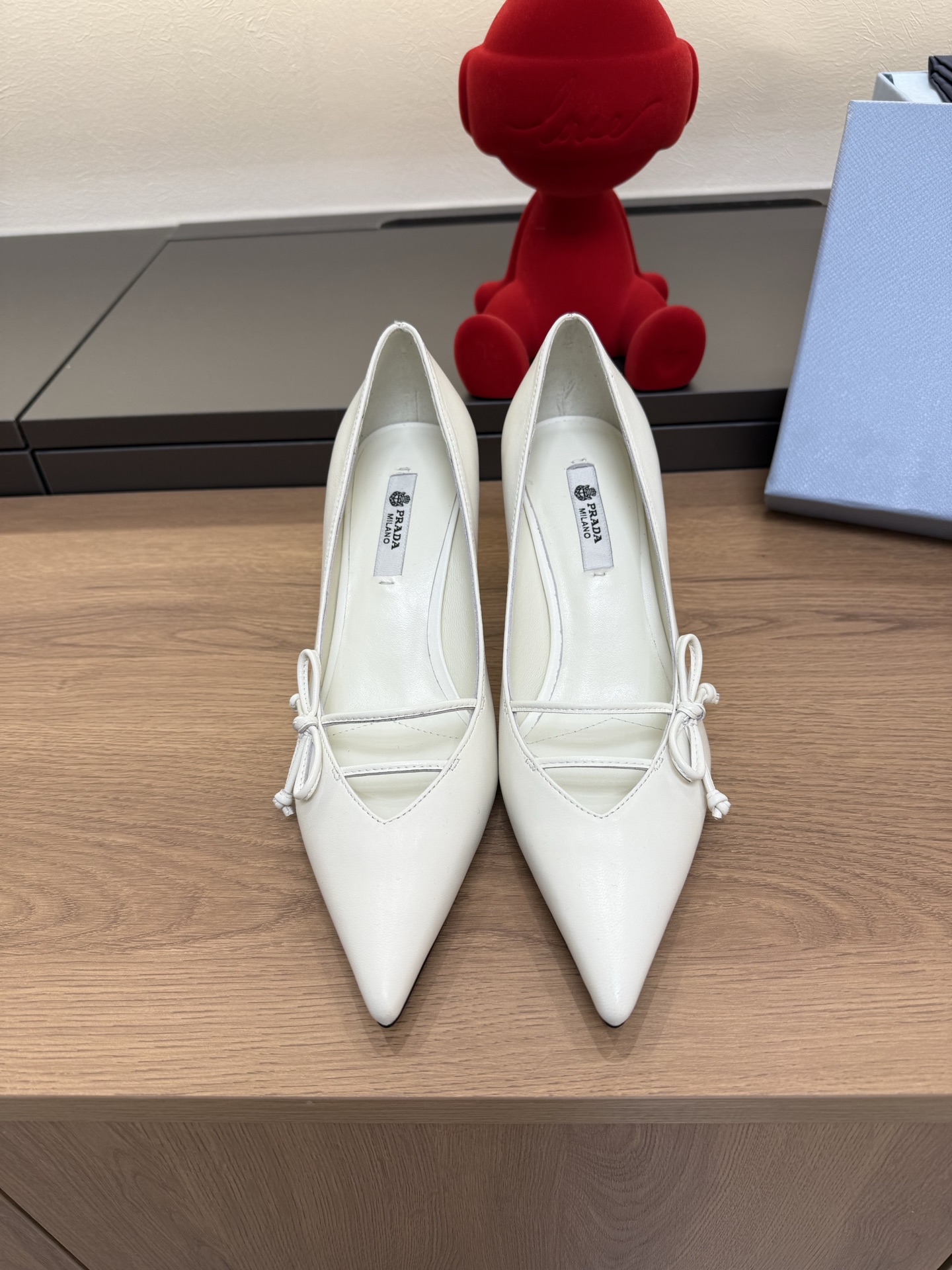 NO:705875,Top quality, with airplane case Prada ss26 new arrival~ P's 2026 early spring new product｜Pointed bow high heels, the upper foot is very nice and slim, exquisite and elegant without losing the sense of high-end. Materials and craftsmanship - custom-made lambskin upper/cow patent leather, lined with sheepskin lining, foot pads, sole imported from Italy, genuine leather outsole, heel height 5.5cm, 7.5cm Size: 35-39 (40  41 Customized (no return or exchange), high heels, prada, high heels, sheepskin, Leather soles19860909顶级品质 配飞机盒 Prada ss26 new arrival～ P家2026早春新品｜尖头蝴蝶结高跟鞋 上脚很好看显瘦,精致优雅又不失高级感 材质与工艺- 鞋面定制小羊皮 //牛漆皮 里衬羊皮内里、垫脚 鞋底意大利进口真皮大底 跟高5.5cm、7.5cm Size: 35-39（40 41订做不退换）,高跟鞋单鞋,prada,high heels,sheepskin,Leather soles,Women's Shoes