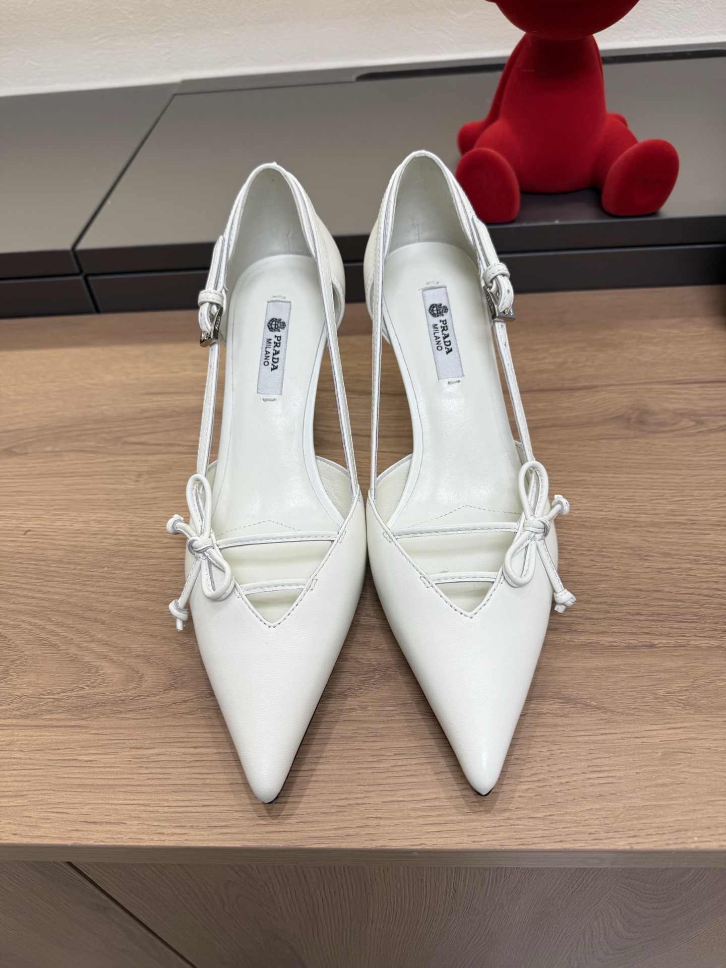 NO:705878,Top quality, with airplane case Prada ss26 new arrival~ P's 2026 early spring new product｜Pointed bow high heels, the upper foot is very nice and slim, exquisite and elegant without losing the sense of high-end. Materials and craftsmanship - custom-made lambskin upper/cow patent leather, lined with sheepskin lining, foot pads, sole imported from Italy, genuine leather outsole, heel height 5.5cm, 7.5cm Size: 35-39 (40  41 Customized (no return or exchange), high heels, prada, high heels, sheepskin, Leather soles19860909顶级品质 配飞机盒 Prada ss26 new arrival～ P家2026早春新品｜尖头蝴蝶结高跟鞋 上脚很好看显瘦,精致优雅又不失高级感 材质与工艺- 鞋面定制小羊皮 //牛漆皮 里衬羊皮内里、垫脚 鞋底意大利进口真皮大底 跟高5.5cm、7.5cm Size: 35-39（40 41订做不退换）,高跟鞋单鞋,prada,high heels,sheepskin,Leather soles,Women's Shoes