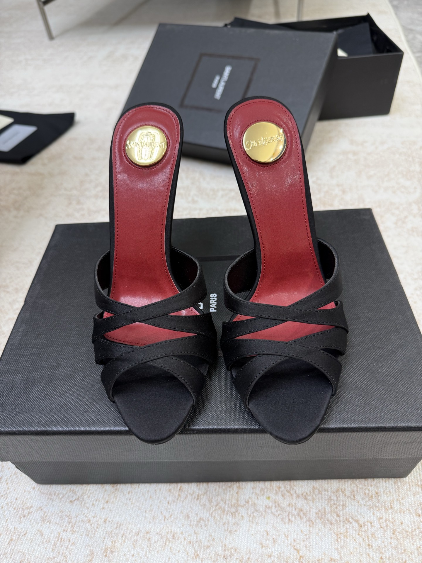 NO:724363,Top quality saint laurent ss26 new arrival~ Saint Laurent YSL 2026 spring and summer series new high-heeled sandals and slippers, cross small stiletto heels, very elegant temperament on the feet, modifying the foot shape. Who can resist YSL's beautiful high-heeled shoes and sexy stunners!  Upper double cross silk/sheepskin lining Italian genuine leather outsole Heel height 10.5cm Size35-40 (40 41 42 customized non-refundable), high heels and slippers, saint laurent, saint laurent, saint laurent, high heels, slippers, sheepskin, real silk, Leather soles19860909顶级品质 saint laurent ss26 new arrival～ 圣罗兰ysl 2026春夏系列高跟凉拖鞋新品 交叉小细跟 上脚非常的优雅气质,修饰脚型 Ysl绝美高跟鞋性感尤物谁又能拒绝得了呀！ 鞋面双交叉真丝/羊皮里 鞋底意大利真皮大底 跟高10.5cm Size35-40（40 41 42定制不退不换),高跟鞋拖鞋,saint laurent,saint laurent,saint laurent,high heels,slippers,sheepskin,real silk,Leather soles,Women's Shoes