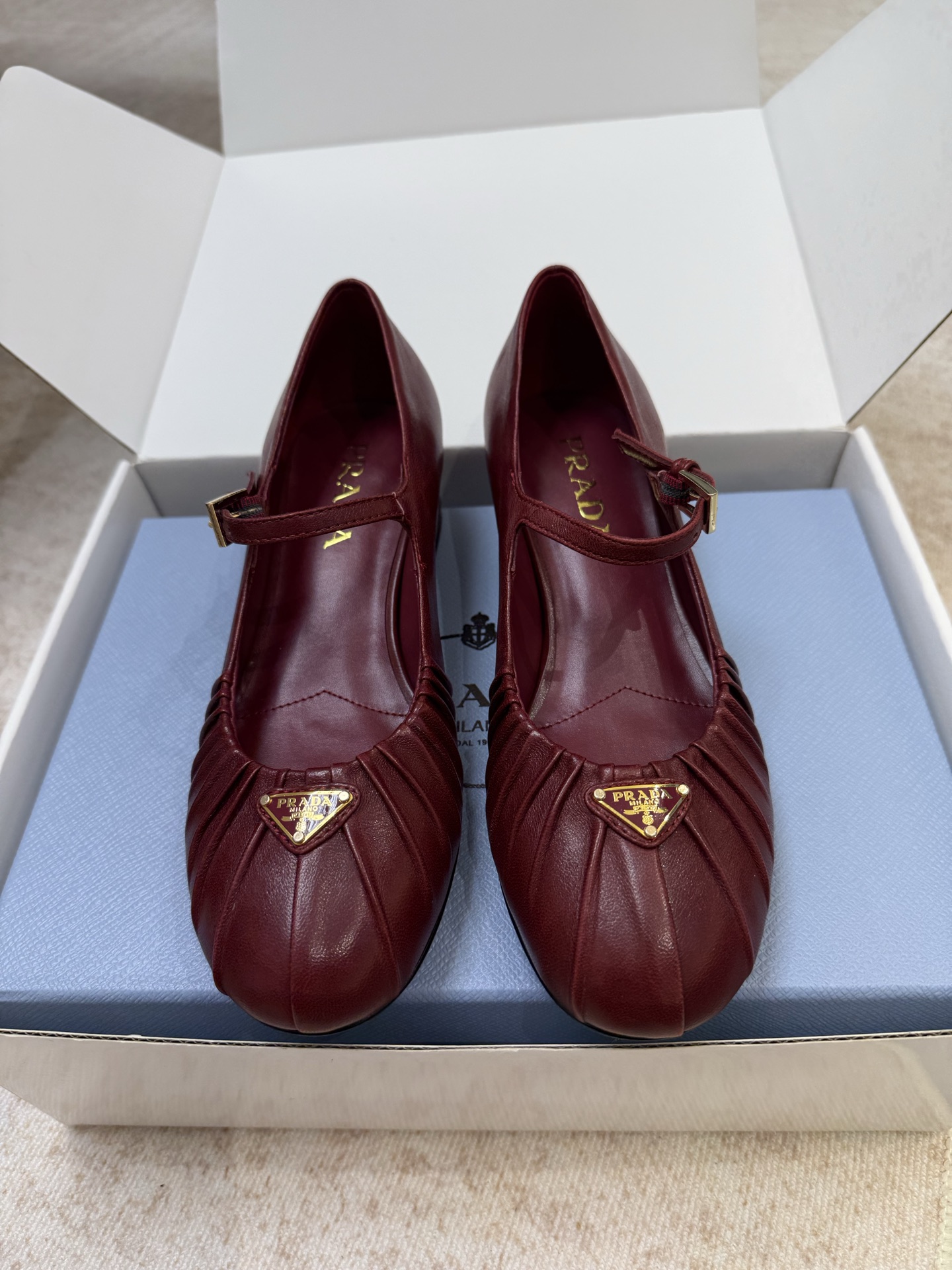 NO:724404,Top quality, comes with airplane case*10 Prada fw26 mew arrival~ P's 2026 early spring new pleated Mary Jane shoes. The upper is made of high-quality lambskin, which is soft and durable. The pleated design is super recognizable. Classic retro round toe + PRADA logo triangle 3.5 thick heel. Easy to wear without tiring the feet. Very practical and comfortable for daily commuting. Easy to wear and match. Can be easily held in jeans or skirts. Upper lambskin + triangle logo  Lined with sheepskin lining/foot pads, soles imported from Italy, genuine leather outsole, 3.5cm thick heel, Size35-39 (40 41 42 customized, non-returnable), sandals, prada, sandals, mary jane, skirts, jeans, sheepskin, Leather soles19860909顶级品质 配飞机盒*10 Prada fw26 mew arrival～ P家2026早春新款褶皱玛丽珍单鞋 鞋面选用优质小羊皮,柔软又耐用,褶皱设计超有辨识度经典复古圆头+ PRADA标志三角标3.5粗跟好穿不累脚,日常通勤非常的实用与舒适好穿好搭 无论牛仔裤还是裙装都能轻松hold住 鞋面小羊皮+三角标logo 里衬羊皮内里/垫脚 鞋底意大利进口真皮大底 跟高3.5cm粗跟 Size35-39 (40 41 42定制不退换）,凉鞋单鞋,prada,sandals,mary jane,skirts,jeans,sheepskin,Leather soles,Women's Shoes