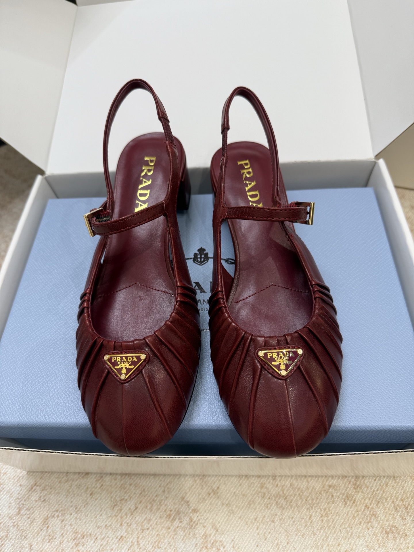NO:724410,Top quality, comes with airplane case*10 Prada fw26 mew arrival~ P's 2026 early spring new pleated Mary Jane back sandals. The upper is made of high-quality lambskin, which is soft and durable. The pleated design is super recognizable. Classic retro round toe + PRADA logo triangle 3.5 thick heel. Easy to wear without tiring the feet. Very practical and comfortable for daily commuting. Easy to wear and match. Can be easily held in jeans or skirts. Upper lambskin + triangle logo  Lined with sheepskin lining/foot pads, soles imported from Italy, genuine leather outsole, 3.5cm thick heel, Size35-39 (40 41 42 customized, non-returnable), sandals, prada, sandals, mary jane, skirts, jeans, sheepskin, Leather soles19860909顶级品质 配飞机盒*10 Prada fw26 mew arrival～ P家2026早春新款褶皱玛丽珍后空凉鞋 鞋面选用优质小羊皮,柔软又耐用,褶皱设计超有辨识度经典复古圆头+ PRADA标志三角标3.5粗跟好穿不累脚,日常通勤非常的实用与舒适好穿好搭 无论牛仔裤还是裙装都能轻松hold住 鞋面小羊皮+三角标logo 里衬羊皮内里/垫脚 鞋底意大利进口真皮大底 跟高3.5cm粗跟 Size35-39 (40 41 42定制不退换）,凉鞋单鞋,prada,sandals,mary jane,skirts,jeans,sheepskin,Leather soles,Women's Shoes