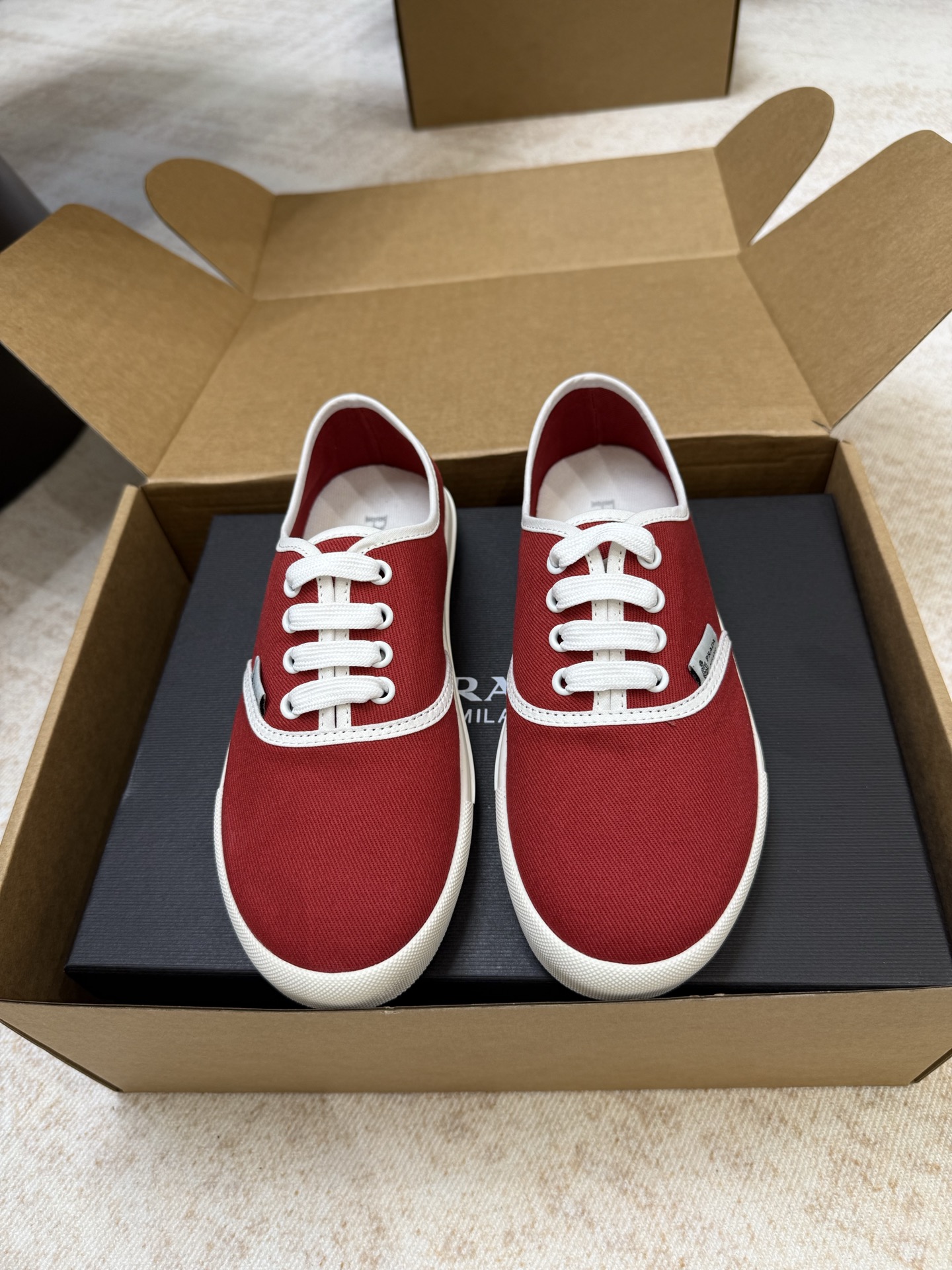 NO:724357,Top quality Prada ss26 new arrival~ P's 2026 spring and summer new arrivals | Lace-up canvas shoes. Simple shape, ultra-light foam soles, perfect foot feel. Easy to wear and match. Absolutely gorgeous, Jimei guys, give me some... size 35-40, casual shoes/sports shoes, prada, sneakers19860909顶级品质 Prada ss26 new arrival～ P家2026春夏新品｜系带帆布鞋 简约造型,超轻发泡鞋底,脚感妥妥满分 好穿好搭 绝绝子啊,集美们,给我冲… size 35-40,休闲鞋/运动鞋,prada,sneakers,Women's Shoes