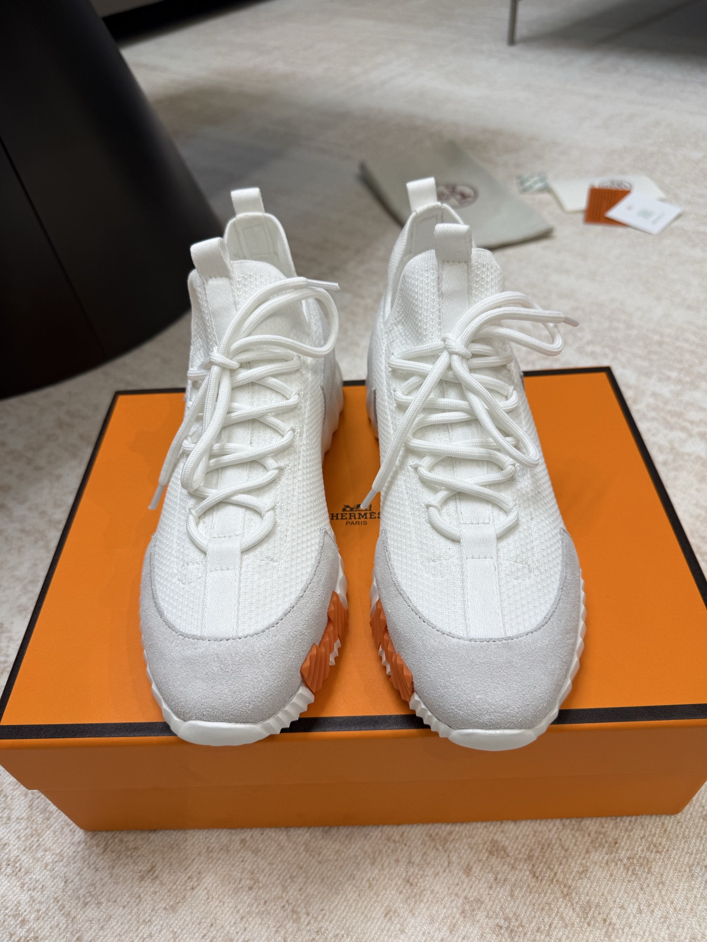 NO:724361,Top quality hermes ss26 new arrival~ A popular couple’s model at the counter, the first choice for H family’s distribution!  This pair of Bouncing sneakers is a classic model from Hermès. It comes out in many colors every season. It is definitely one of the most worth buying. Sisters I met!  Don’t miss it!  Super light on the feet, super comfortable, not tired after walking for a long time, not expensive. Couple size: female 35-41 (41 can be ordered and non-refundable), male 39-45 (45 can be ordered and non-returnable), casual shoes/sports shoes, hermes, hermes, sneakers19860909顶级品质 hermes ss26 new arrival～ 专柜大热情侣款,H家配货首选鞋履！ 这双 Bouncing sneaker是爱马仕经典款 每一季都会出很多颜色 绝对是最值得买的配货之一 有遇到的姐妹！真的不要错过哦！ 上脚超轻、超舒适 走久不累、价格不贵 情侣size:女35-41（41可订不退换） 男39-45（45可订不退换）,休闲鞋/运动鞋,hermes,hermes,sneakers,Women's Shoes