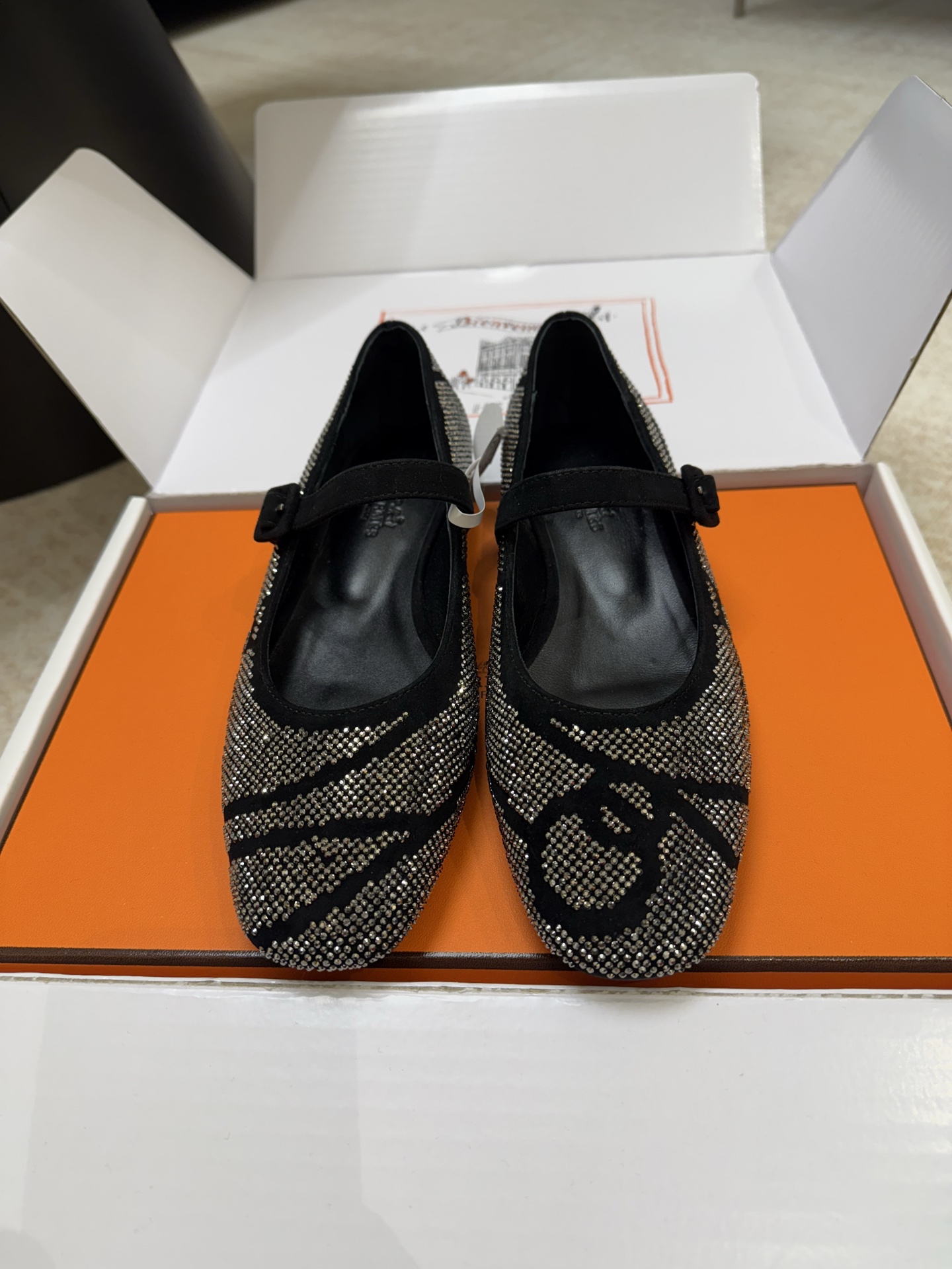 NO:724346,Top quality hermes ss26 new arrival~ Hermès 2026 early spring new sparkling diamond Mary Jane/ballet shoes are inspired by the theme of 'painting and gathering craftsmanship'. The upper is covered with crystal diamond ornaments, very sparkling, luxurious and high-end with black lines~ Artistic and luxurious coexist, classic flat bottom single buckle Mary Jane is the most elegant and practical!  It can be easily used in daily or formal occasions. The details are exquisite and the craftsmanship is exquisite. It is one of the highlights of the early spring series. Materials and craftsmanship - imported sheepskin upper + hot diamond processing, lining sheepskin lining, foot pads, soles imported from Italy, genuine leather outsole Size: 35-39 (40 41 42 custom-made, non-returnable), ballet shoes, hermes, hermes, mary jane, sheepskin, sheep, Leather soles19860909顶级品质 hermes ss26 new arrival～ 爱马仕2026早春新款闪钻玛丽珍/芭蕾鞋 其灵感来自“绘聚匠心”主题.鞋面满铺水晶钻饰 非常的闪耀 奢华 高级感拉满搭配黑色线条～艺术感与奢华感并存,经典平底 单扣带玛丽珍*优雅又实用！日常或正式场合都能轻松驾驭 细节精致,工艺精湛,是早春系列亮点单品之一 材质与工艺- 鞋面进口羊京+烫钻工艺 里衬羊皮内里 垫脚 鞋底意大利进口真皮大底 Size:35-39 (40 41 42订做不退换）,芭蕾舞鞋,hermes,hermes,mary jane,sheepskin,sheep,Leather soles,Women's Shoes