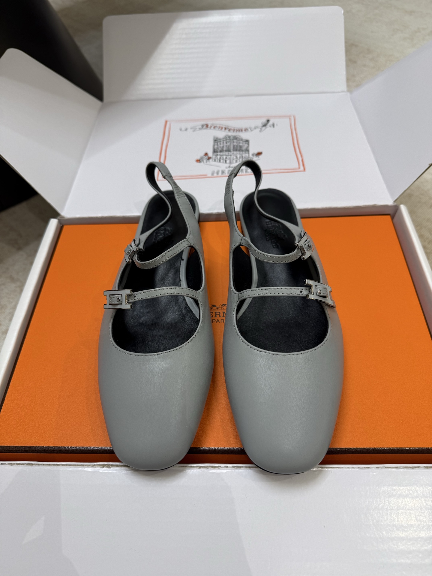 NO:724342,Top quality hermes 26ss new arrival~ Hermes 2026 early spring new double buckle Mary Jane Hermes 25 small round toe shoes are really good-looking. They are cute and age-reducing, simple and classic without losing the sense of luxury. They have good wrapping properties and are perfect for comfort. They can be worn all year round!  Materials and craftsmanship - imported calfskin upper//sheepskin lining for feet, original molded H crystal bling bling diamond buckle, Italian imported grade A genuine leather outsole Size: 35-39 (40 41 42 custom-made, non-refundable), sandals, hermes, hermes, sandals, mary jane, cowhide, sheepskin, Leather soles19860909顶级品质 hermes 26ss new arrival～ 爱玛仕2026早春新款双扣带玛丽珍 爱玛仕25这款小圆头单鞋 真的好好看哦 穿上可爱 又减龄、简约经典又不失高级感 包裹性很好 舒适度满分一年四季都可穿搭！ 材质与工艺- 鞋面进口小牛皮//羊皮内里垫脚 原版开模H水晶bling bling钻扣 意大利进口A级真皮大底 Size: 35-39 (40 41 42订做不退换）,凉鞋,hermes,hermes,sandals,mary jane,cowhide,sheepskin,Leather soles,Women's Shoes