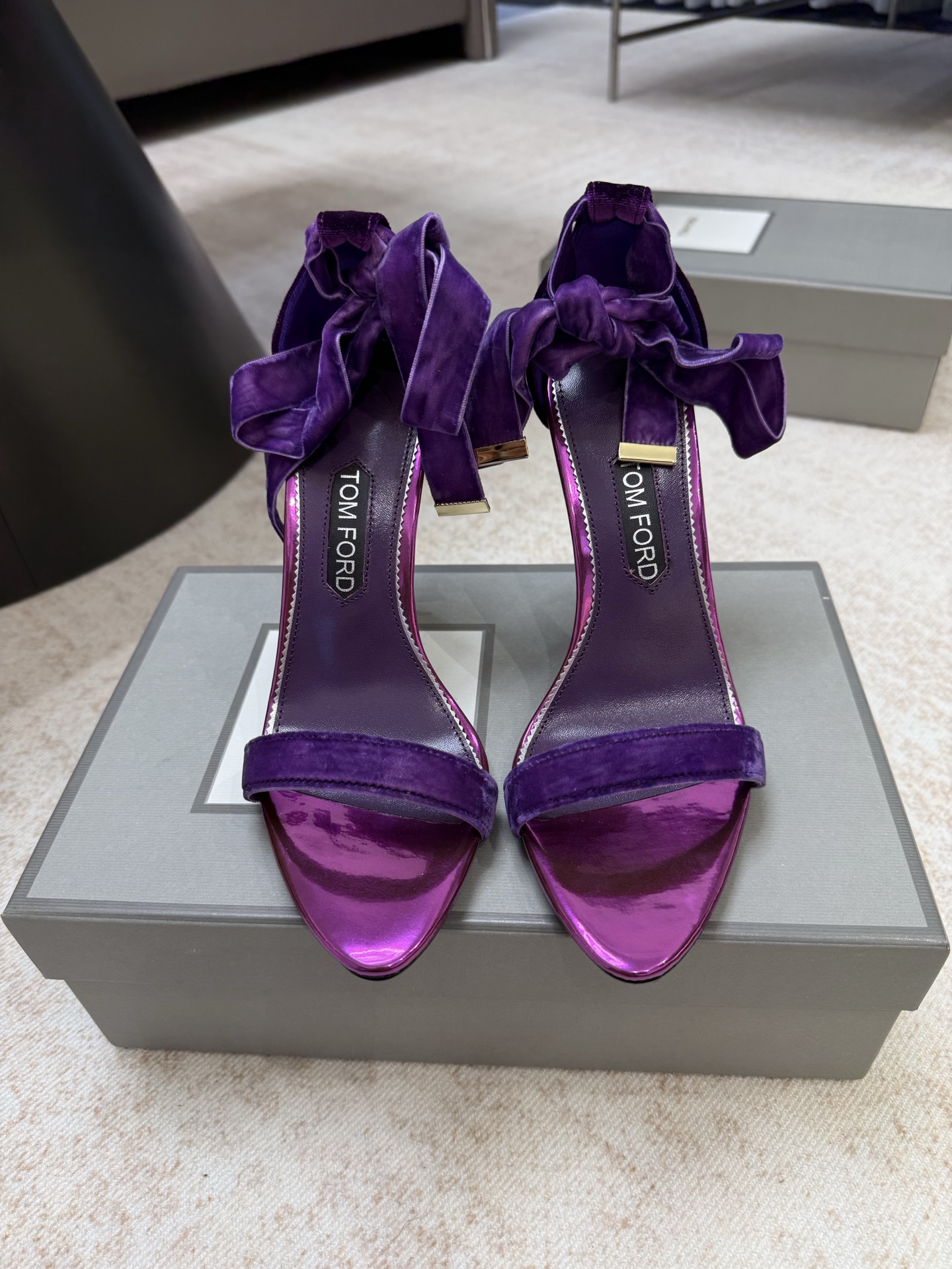 NO:724295,Top quality tom ford ss26 new arrival~ TOM FORD/2026 spring and summer new high-heeled sandals. The shoe body is made of leather and suede, with a 10-inch stiletto heel. The one-word strap + the back heel are decorated with detachable and adjustable straps. The entire design is very simple and exquisite, elegant and full of high-end. It can be worn with skirts and trousers. It is a must-have item for sexy goddesses. Materials and craftsmanship -  Upper sheepskin/patent leather/sheepkin/velvet/spliced, lined with sheepskin lining/foot pads, sole imported from Italy, genuine leather outsole, heel height 10cm, metal plating, size 35-40 (41 42 customized, non-refundable), high heels and sandals, tom ford, sandals, high heels, skirts, sheepskin, sheep, Leather soles19860909顶级品质 tom ford ss26 new arrival～ TOM FORD/2026春夏新款高跟凉鞋 鞋身采用皮面和绒面拼接制成,搭配10细高跟, 一字带+后脚跟饰以可拆卸可调节的系带,整个设计非常的简约精致,优雅气质,高级感满满 适配裙装 裤装都能hon得住,性感女神必备单品 材质与工艺- 鞋面羊皮/漆皮/羊京/丝绒/拼接而成 里衬羊皮内里/垫脚 鞋底意大利进口真皮大底 跟高10cm 金属电镀 size35-40 (41 42定制不退换）,高跟鞋凉鞋,tom ford,sandals,high heels,skirts,sheepskin,sheep,Leather soles,Women's Shoes