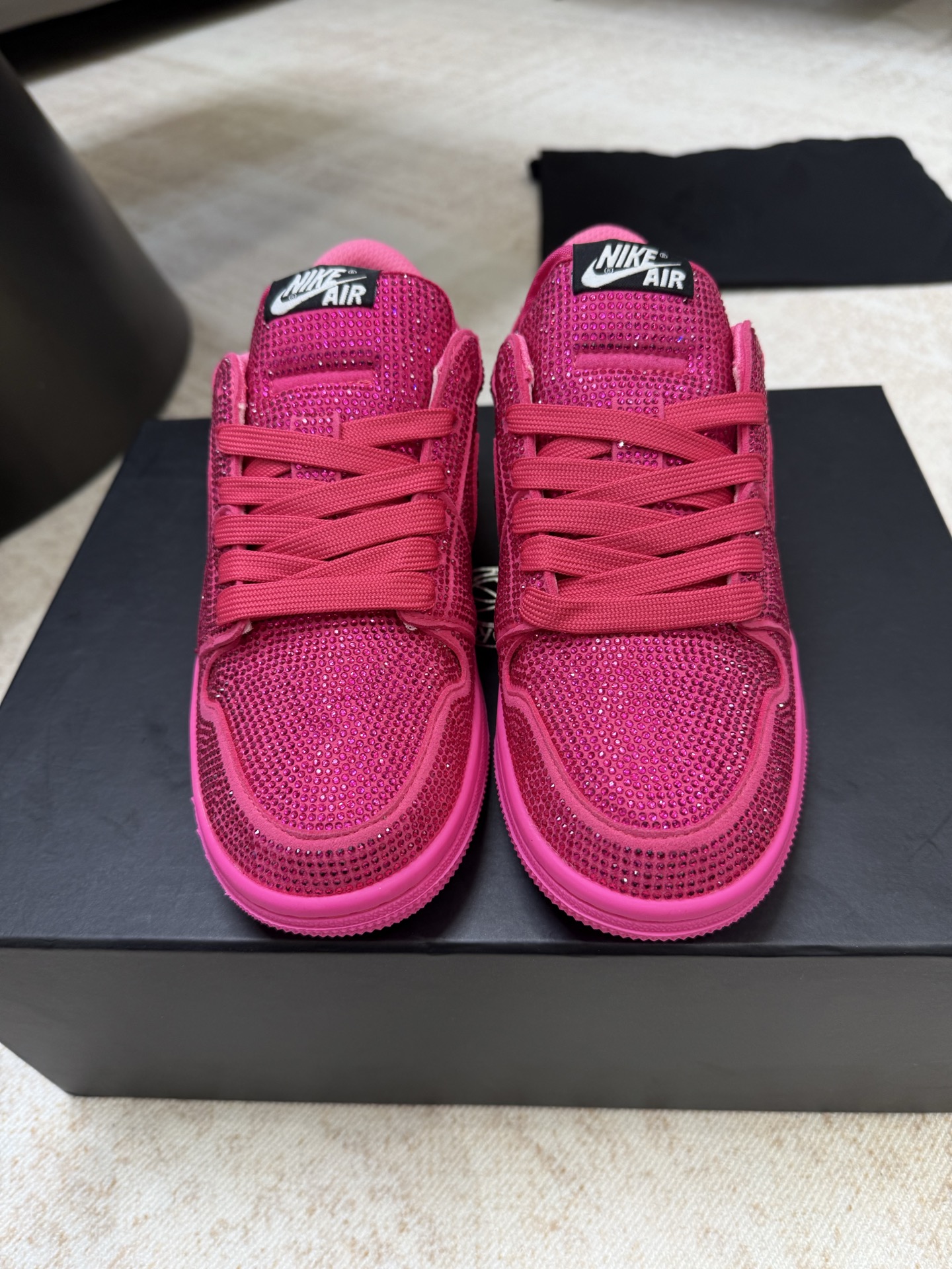 NO:724265,Top quality Atir 2026fw new arrival~ Nike Air Jordan new autumn and winter/starry casual sneakers. This pair of sneakers covered with rhinestones has always been loved by fashion enthusiasts. The entire shoe body is densely packed with small rhinestones covering the entire upper, shining under the light, showing an extremely dazzling visual effect!  The dazzling light it reflects is really eye-catching. It can definitely be called a killer weapon in nightclubs!  Trendy people hit the streets, cool and decisive - MATERIAL Material - Original customized fabric + hot-scaling super flash rhinestones Original customized breathable mesh Original injection molded one-piece insole Original molded wear-resistant raw rubber outsole Size: Women's 35-39 (40.41 customization is not returnable) Size: Men's 38-44 (45.46 customization is not returnable), casual shoes/sports shoes, sneakers19860909顶级品质 Atir 2026fw new arrival～ 耐克Air Jordan 秋冬新品/满天星休闲球鞋 这双布满水钻的球鞋一直深受潮流爱好者的喜爱 整个鞋身密密麻麻的小水钻布满了整个鞋面,在灯光照耀下闪闪发亮,呈现出极为眩目的视觉效果！折射出耀眼的光芒,实在是太吸引眼球了 绝对堪称夜店的大杀器！潮人炸街 炫酷 决绝子 - MATERIAL 材质 - 原版定制面料+镶烫超闪水钻 原版定制透气网布 原版注塑成型一体鞋垫 原版开模耐磨生胶大底 Size:女款35-39（40.41定制不退换） Size:男款 38-44 (45.46定制不退换）,休闲鞋/运动鞋,sneakers,Women's Shoes