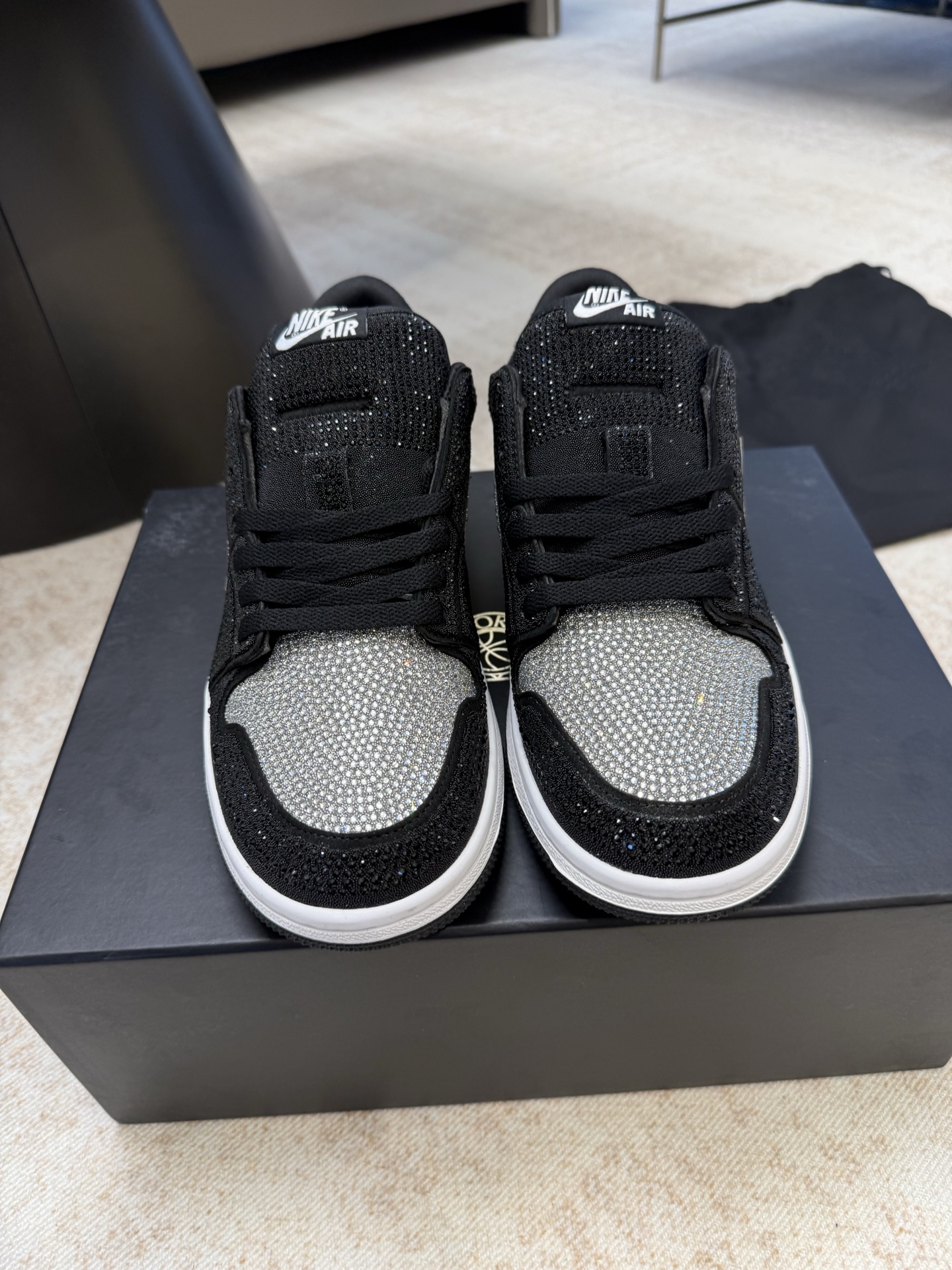 NO:724277,Top quality Atir 2026fw new arrival~ Nike Air Jordan new autumn and winter/starry casual sneakers. This pair of sneakers covered with rhinestones has always been loved by fashion enthusiasts. The entire shoe body is densely packed with small rhinestones covering the entire upper, shining under the light, showing an extremely dazzling visual effect!  The dazzling light it reflects is really eye-catching. It can definitely be called a killer weapon in nightclubs!  Trendy people hit the streets, cool and decisive - MATERIAL Material - Original customized fabric + hot-scaling super flash rhinestones Original customized breathable mesh Original injection molded one-piece insole Original molded wear-resistant raw rubber outsole Size: Women's 35-39 (40.41 customization is not returnable) Size: Men's 38-44 (45.46 customization is not returnable), casual shoes/sports shoes, sneakers19860909顶级品质 Atir 2026fw new arrival～ 耐克Air Jordan 秋冬新品/满天星休闲球鞋 这双布满水钻的球鞋一直深受潮流爱好者的喜爱 整个鞋身密密麻麻的小水钻布满了整个鞋面,在灯光照耀下闪闪发亮,呈现出极为眩目的视觉效果！折射出耀眼的光芒,实在是太吸引眼球了 绝对堪称夜店的大杀器！潮人炸街 炫酷 决绝子 - MATERIAL 材质 - 原版定制面料+镶烫超闪水钻 原版定制透气网布 原版注塑成型一体鞋垫 原版开模耐磨生胶大底 Size:女款35-39（40.41定制不退换） Size:男款 38-44 (45.46定制不退换）,休闲鞋/运动鞋,sneakers,Women's Shoes