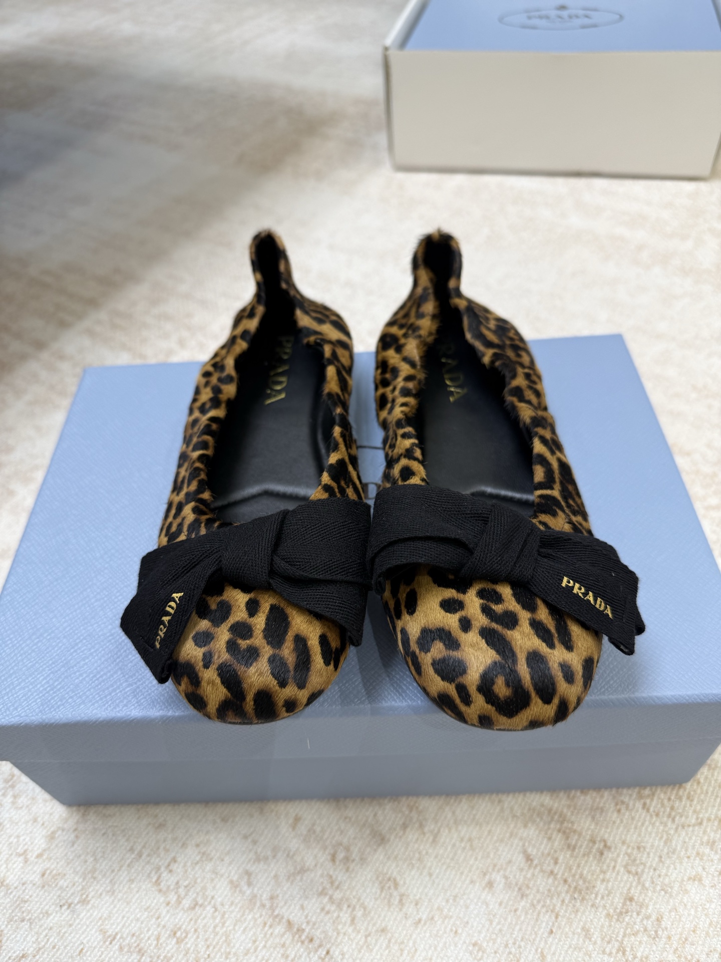 NO:722819,Top quality Prada ss26 new arrival~ pjia 2026 new bow ballet shoes. Sweet and cute ballet shoes, fashionable and good-looking, super light and comfortable on the feet, suitable for daily commuting, size 35-41 (41 customized, non-refundable and non-exchangeable), ballet shoes, prada19860909顶级品质 Prada ss26 new arrival～ p家2026新款蝴蝶结芭蕾舞鞋 又甜又可爱芭蕾舞鞋,时髦又好看, 上脚超级轻便舒适,适配日常通勤 size 35-41（41订做不退不换）,芭蕾舞鞋,prada,Women's Shoes
