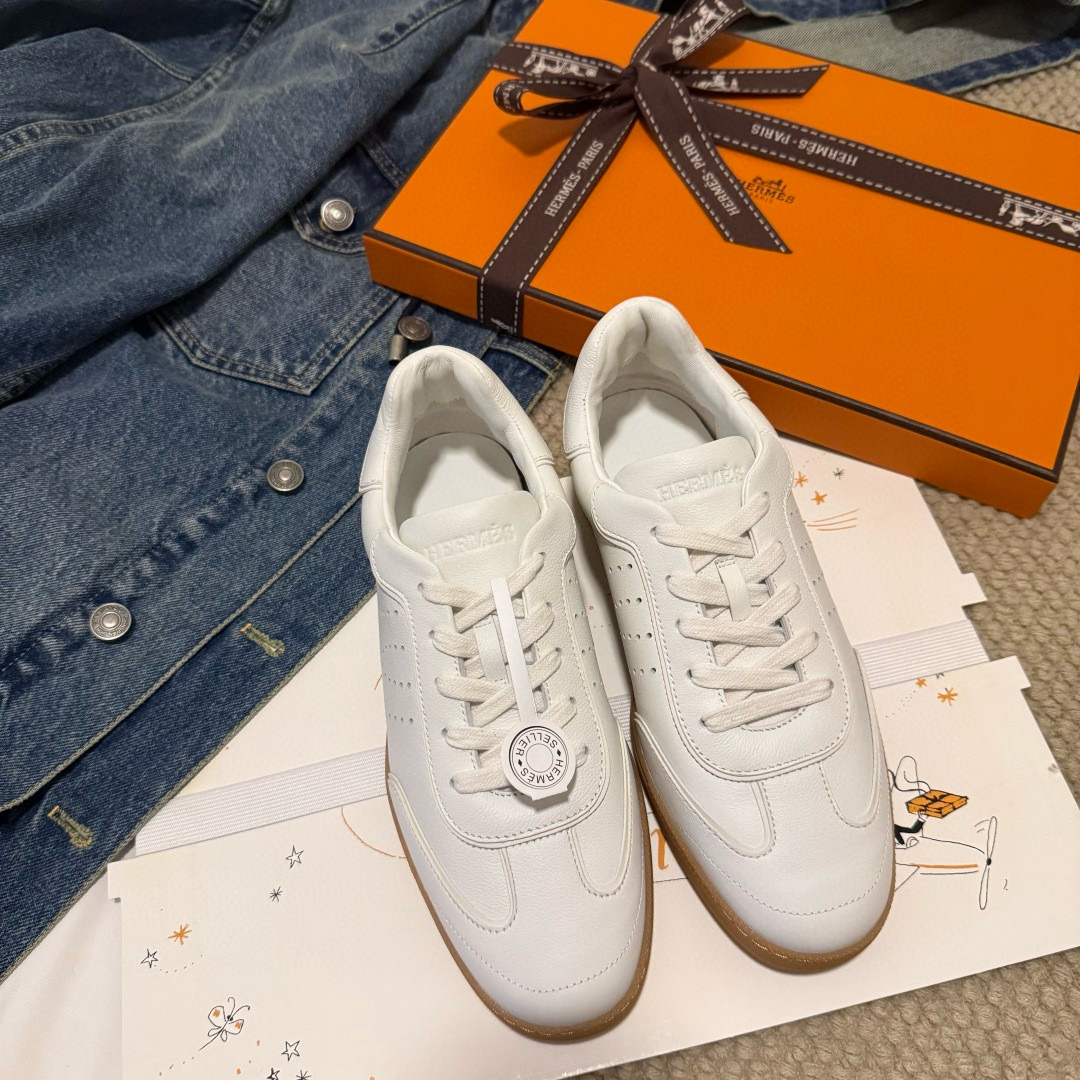 NO:722767,Made in Guangzhou * 2026 Match Series Simple canvas or leather upper with 'Hermès' on the side, very versatile, casual, retro, and relaxed. The design is more functional, with dynamic lines, usually with mesh fabric and rubber soles, emphasizing lightness and breathability, mainly soft calfskin, and the wearing experience is very comfortable. Upper cowhide and washed canvas, lining water-dyed cowhide, foot pad lambskin PU mold insole (soft, comfortable and breathable)  Outsole 1:1 molded TPU outsole 35-36-37-38-39-(40-41 customized, non-refundable and non-exchangeable), casual shoes/sports shoes, hermes, sneakers, cowhide, sheepskin19860909莞产 * 2026 Match系列 简约的帆布或皮革鞋面,侧边有“Hermès ”字样,非常百搭休闲、复古、轻松.设计更具功能性,线条动感,通常带有网眼面料和橡胶鞋底,强调轻盈和透气,以柔软的小牛皮为主,穿着体验非常舒适. 鞋面牛皮拼水洗帆布 内里水染牛皮 垫脚小羊皮PU模具鞋垫（柔软舒适透气） 大底1:1开模TPU大底 35-36-37-38-39-(40-41订做不退不换),休闲鞋/运动鞋,hermes,sneakers,cowhide,sheepskin,Women's Shoes