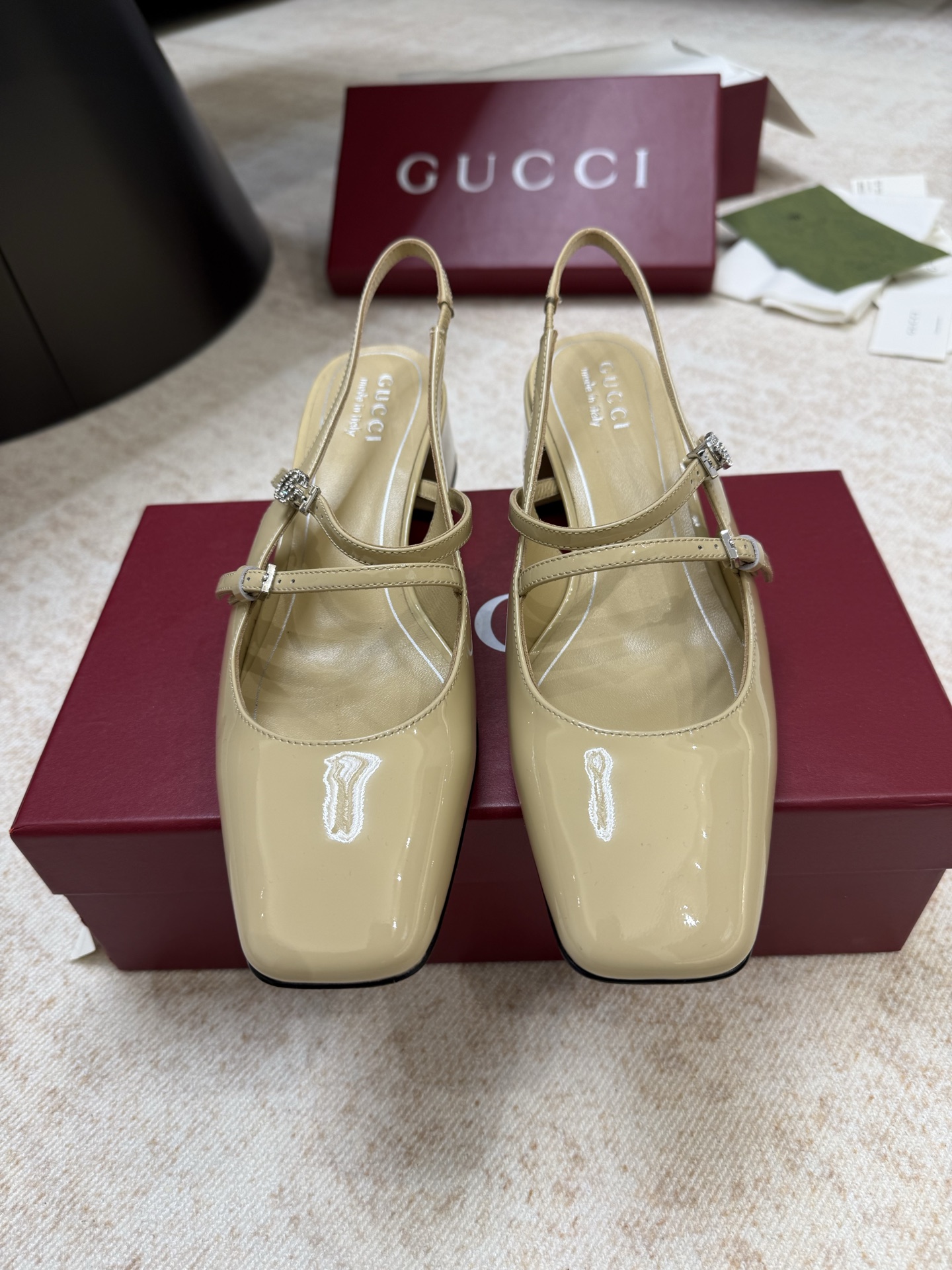 NO:722737,Top quality gucci fw26 mew arrival~ G family's 2026 early spring new model/double G diamond buckle Mary Jane sandals. The upper is made of high-quality calf patent leather. The second strap is empty and decorated with double G diamond buckles. It is matched with a 4.5cm thick heel.  Full-grain sheepskin lining, Italian genuine leather outsole, 4.5cm thick heel19860909顶级品质 gucci fw26 mew arrival～ G家2026早春新款/双G钻扣玛丽珍凉鞋 鞋面选用优质小牛漆皮,二带后空+双G钻扣饰以点缀,搭配4.5cm粗跟,上脚超好看百搭,显腿长 尽显优雅气质～日常通勤都非常的实用与美貌兼具、无论是搭配裙装或裤装都能轻松hold得住 材质与工艺- 面料小牛漆皮 内里全粒面羊皮 鞋底意大利真皮大底 跟高4.5cm粗跟 Size: 35-40（40订制不退换）,凉鞋,gucci,gucci,sandals,mary jane,skirts,sheepskin,Leather soles,Women's Shoes