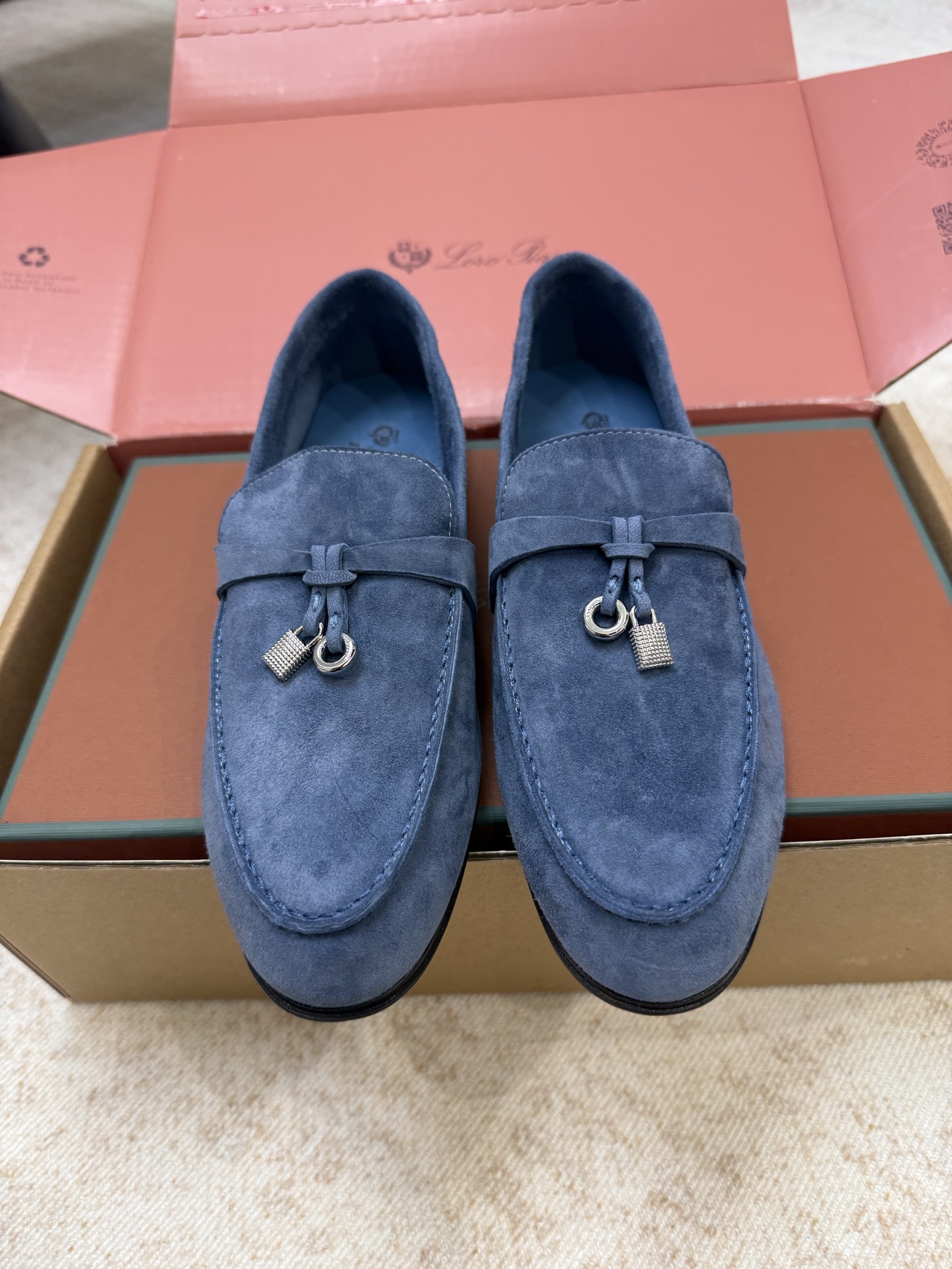NO:722742,Top quality loro piana/26ss early spring new loafers Nuoyou Piana Lp luxury brand, the best choice for the low-key rich!  Simple and high-end, low-key luxury, casual and easy to wear, perfect comfort. Materials and craftsmanship - original custom-made Yangjing/fetal cow velvet on the upper | pure hand-stitched Mark thread, water-dyed mixed sheepskin lining, water-dyed calfskin for foot pads, original cowhide soles, summek walk size 35-41 (40 41 customized, non-returnable) LP white-soled shoes have become the favorite and sought after of many fashion enthusiasts with their unique charm and exquisite craftsmanship!  The design is simple yet elegant, and the white sole is clean and pure, adding freshness and vitality to the overall look. The shoe body is made of high-quality leather, which is soft to the touch and of excellent quality!  The details highlight the brand's ingenuity. The exquisite stitching and the right shoe shape all demonstrate LP's ultimate pursuit of quality!  Whether paired with casual wear or formal wear, LP white-soled shoes can be easily worn and show a unique fashion taste!  It is not only a pair of shoes, but also a symbol of style!  Choosing LP white-soled shoes means choosing a refined and comfortable lifestyle!  ,loafers,loro piana,loro piana,loafers,cowhide,sheepskin,sheep19860909顶级品质 loro piana/26ss早春新款乐福鞋 诺悠翩雅Lp奢华品牌 低调富人的不二选择！ 简约高级 低调奢华 随性好穿,舒适度满分 材质与工艺- 鞋面原版定制羊京/胎牛绒｜纯手工缝马克线 内里水染混种羊皮 垫脚水染小牛皮 大底原版牛皮鞋底summek walk size35-41（40 41定制不退换） LP白底鞋以其独特的魅力和精湛的工艺,成为了众多时尚爱好者的喜爱与追捧！ 设计简约而不失优雅,白色的鞋底干净纯粹,为整体造型增添了一份清新与活力.鞋身的材质精选上乘皮革,触感柔软,品质卓越！ 其细节之处更是彰显了品牌的匠心独运.精致的缝线、恰到好处的鞋型弧度,无一不展现出LP对品质的极致追求！ 无论是搭配休闲装还是正装,LP白底鞋都能轻松驾驭,展现出独特的时尚品味！它不仅是一双鞋,更是一种风格的象征！ 选择LP 白底鞋,就是选择一种精致而舒适的生活方式！,乐福鞋,loro piana,loro piana,loafers,cowhide,sheepskin,sheep,Women's Shoes